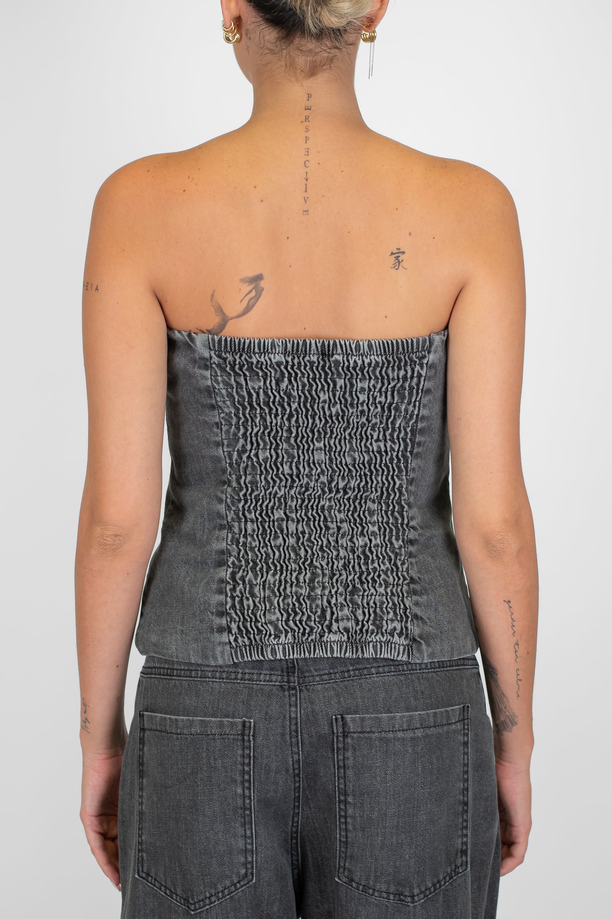 Tensione in - Top a fascia in denim lavaggio scuro con elastico sul retro