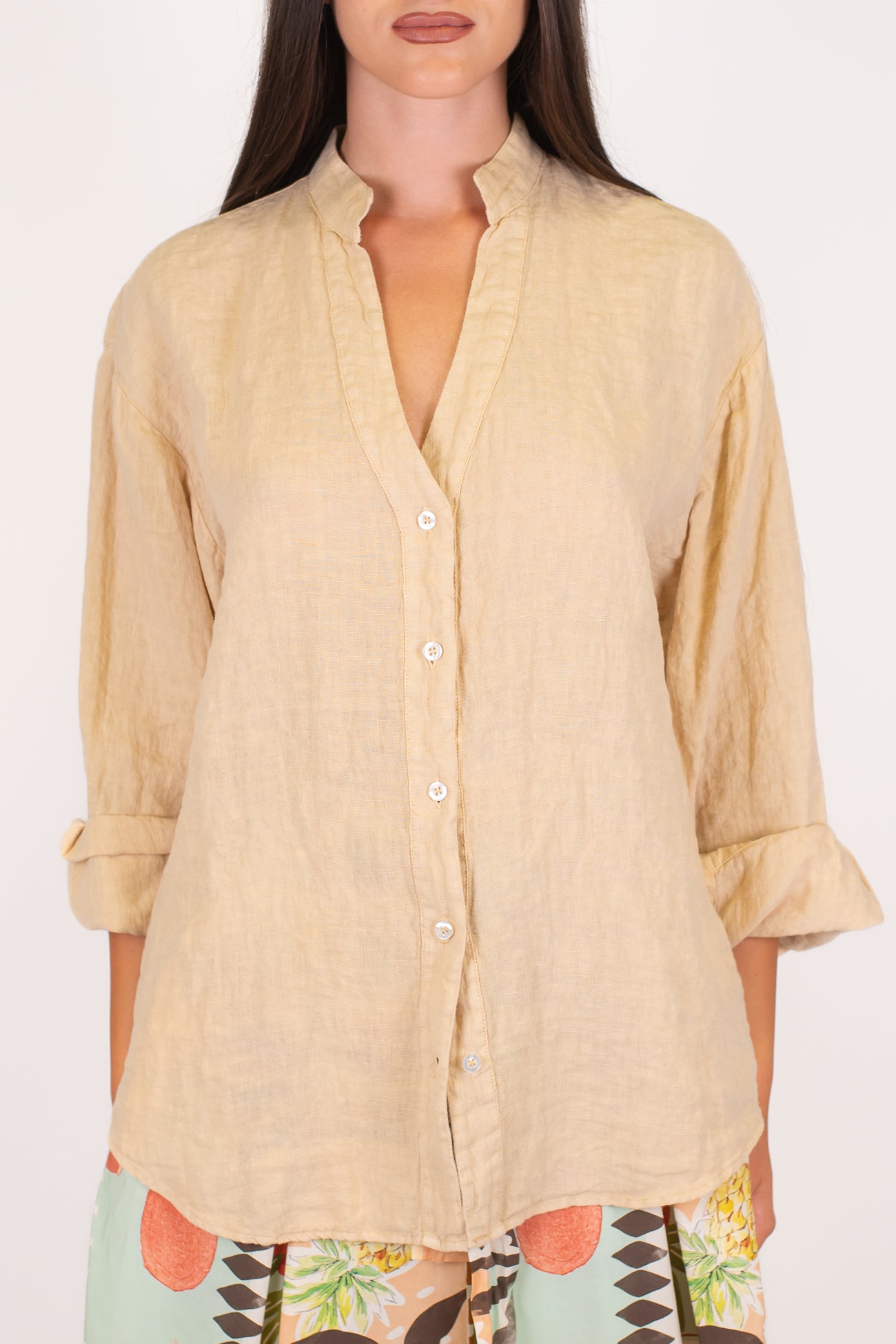 Tensione in -  Camicia scollo a V in puro lino con collo coreano