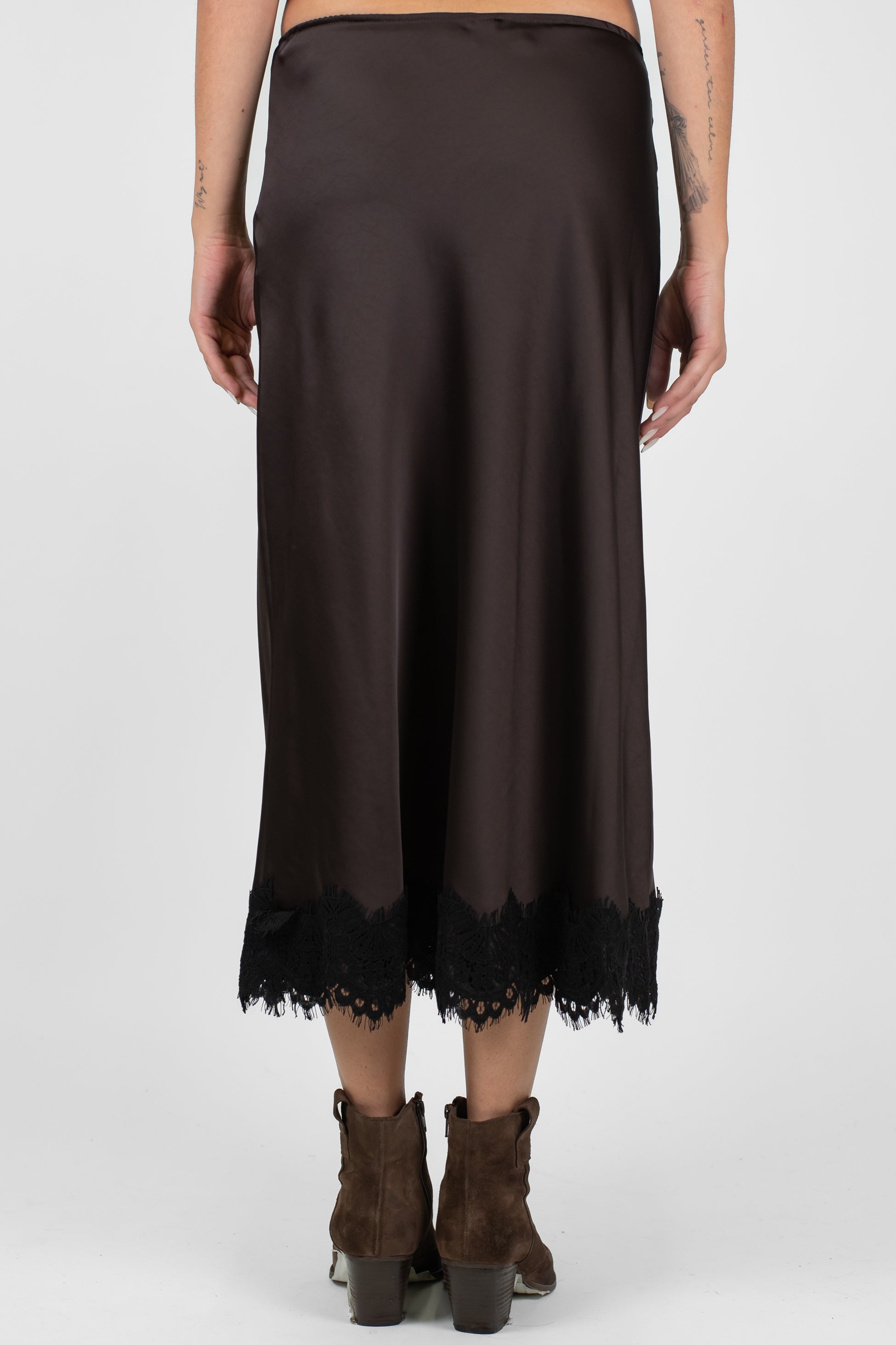 Tensione in - Gonna in satin con orlo a contrasto in pizzo