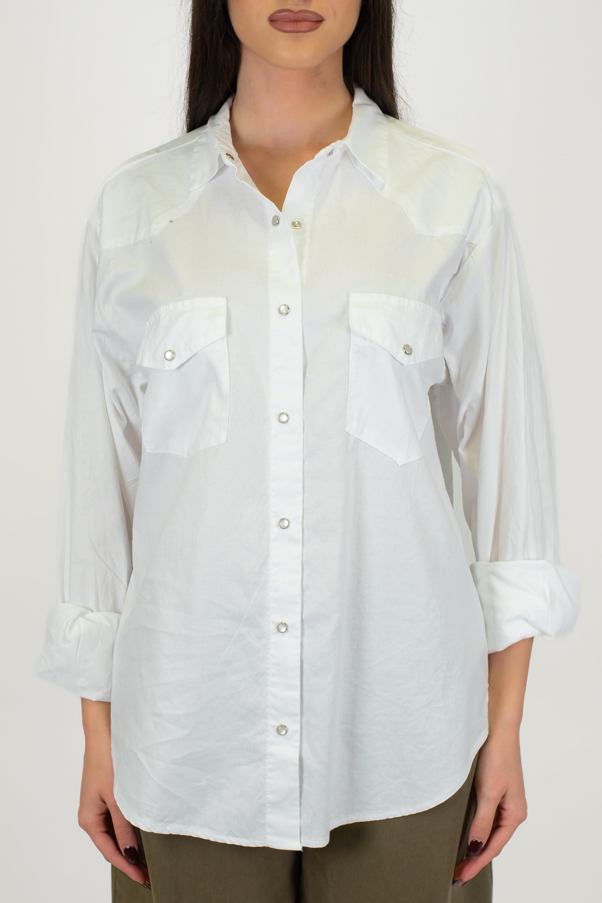 Tensione in - Camicia con taschini sul petto e chiusura con ciappe