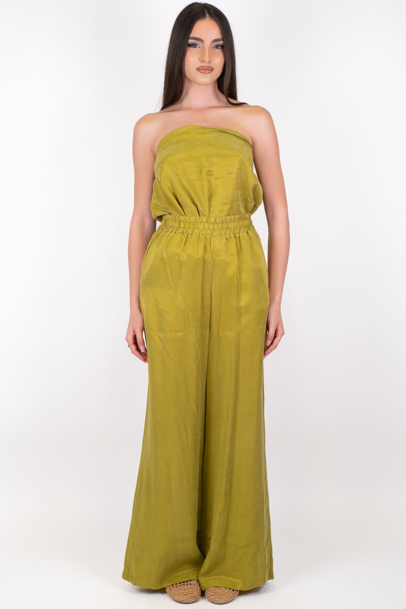 Tensione in - Coordinato in lyocell effetto cupro con top a fascia e pantalone palazzo con elastico in vita