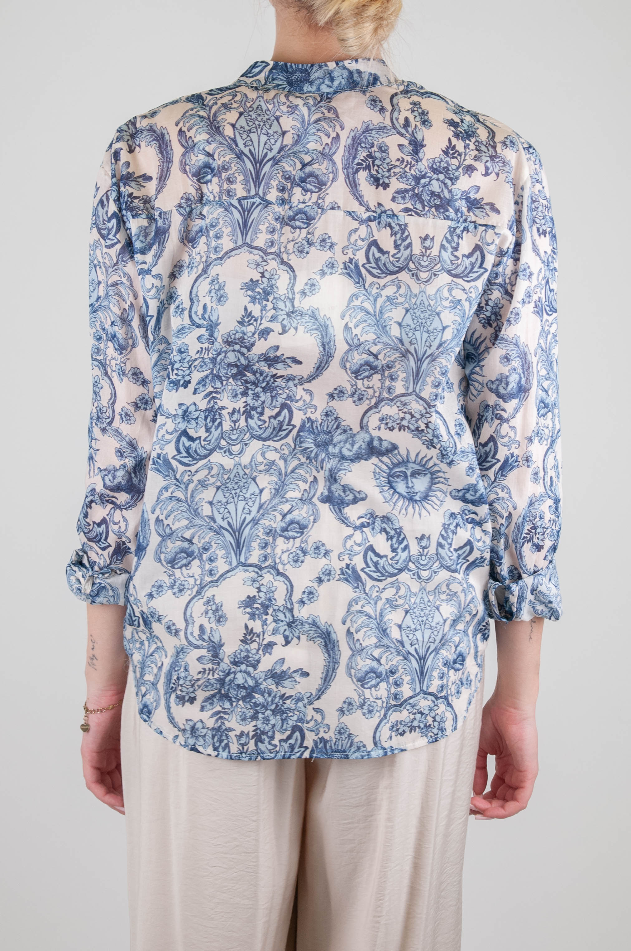 Tension in - Abstract patterned shirt in cotton muslin with ruffles on the front and mandarin collar