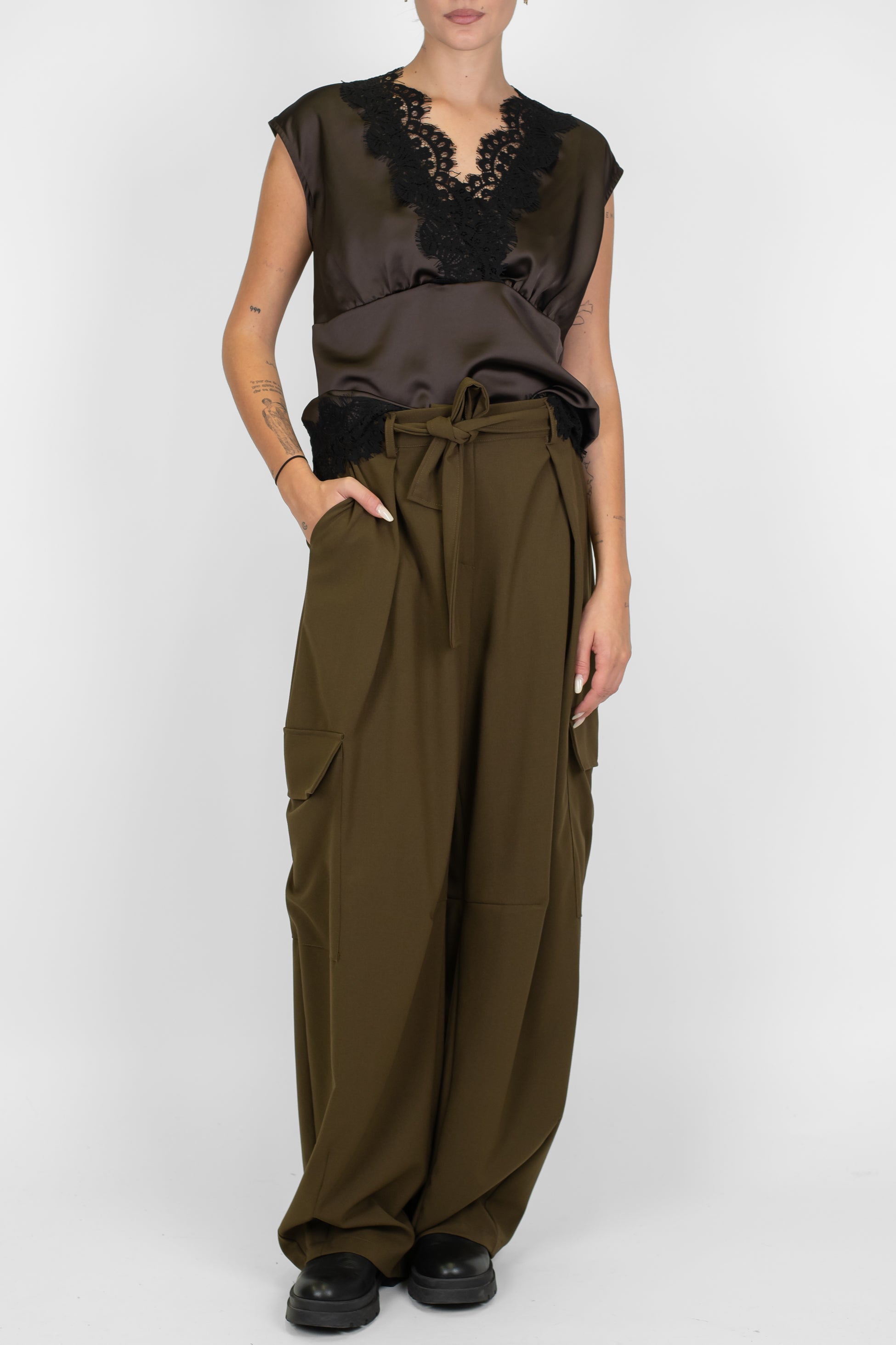 Tensione in - Pantalone cargo con pinces e cintura in tessuto