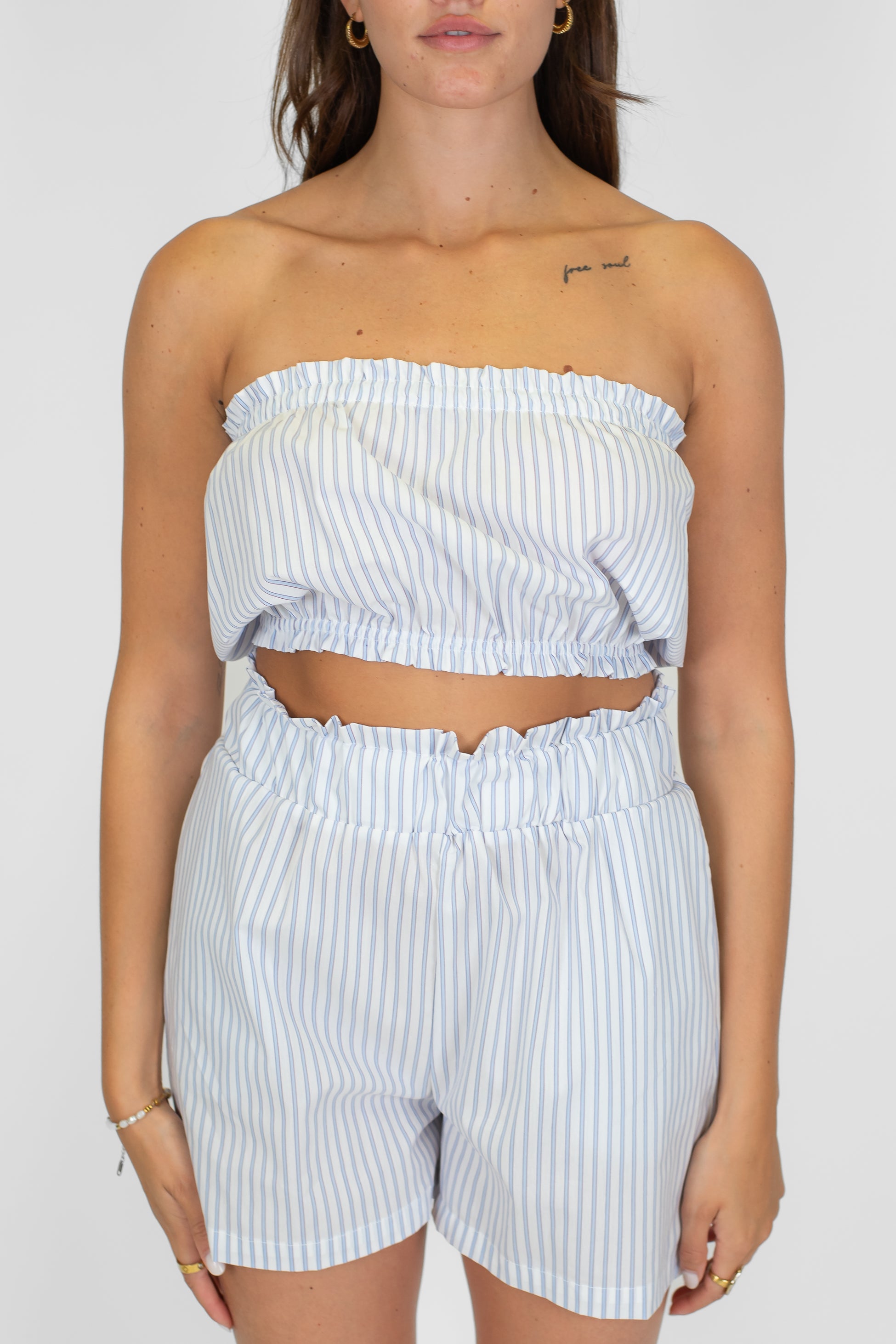 Motel - Coordinato tre pezzi fantasia a righe in cotone composto da camicia, top e shorts