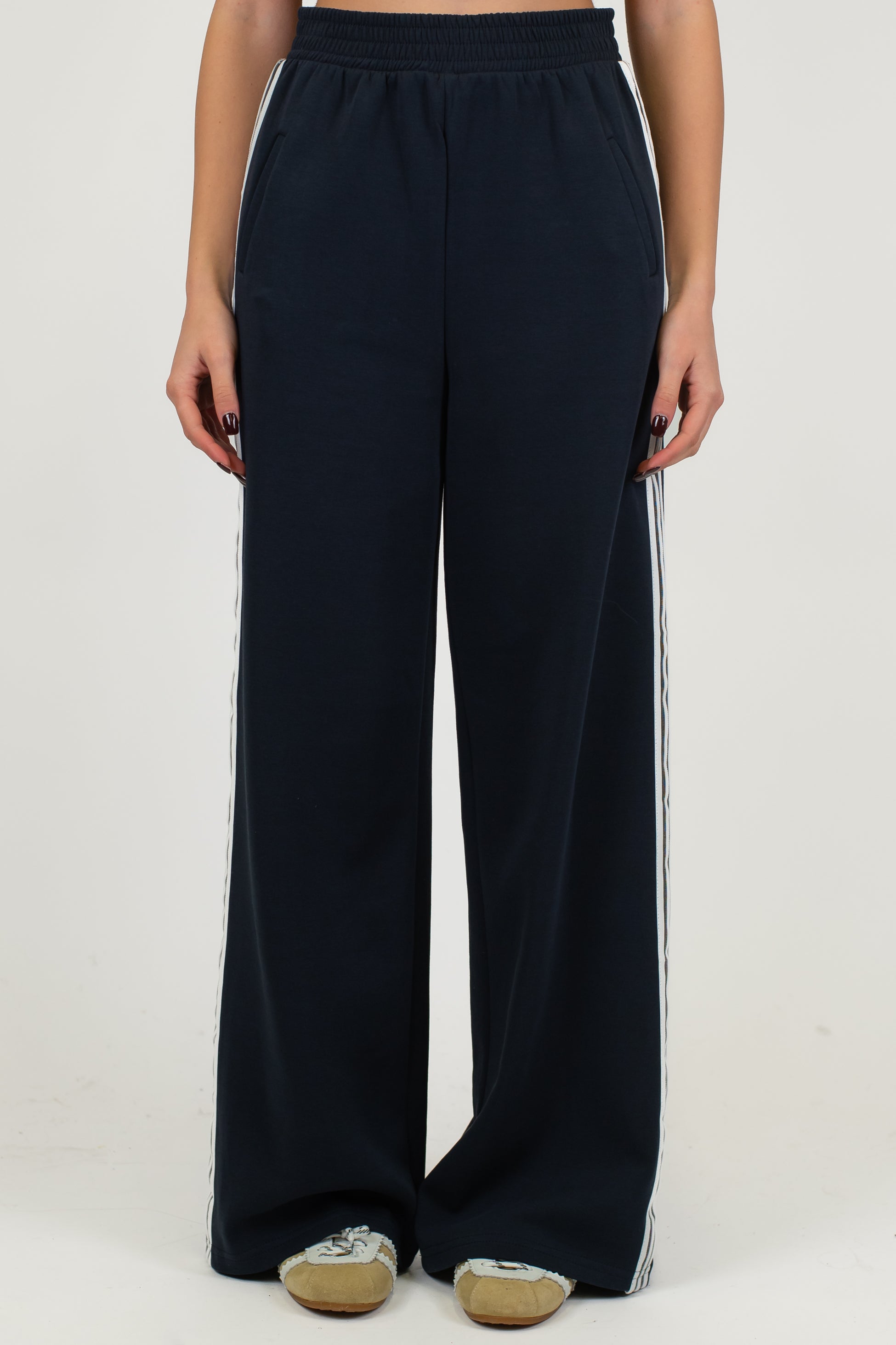 Tensione in - Pantalone palazzo in felpa con bande laterali