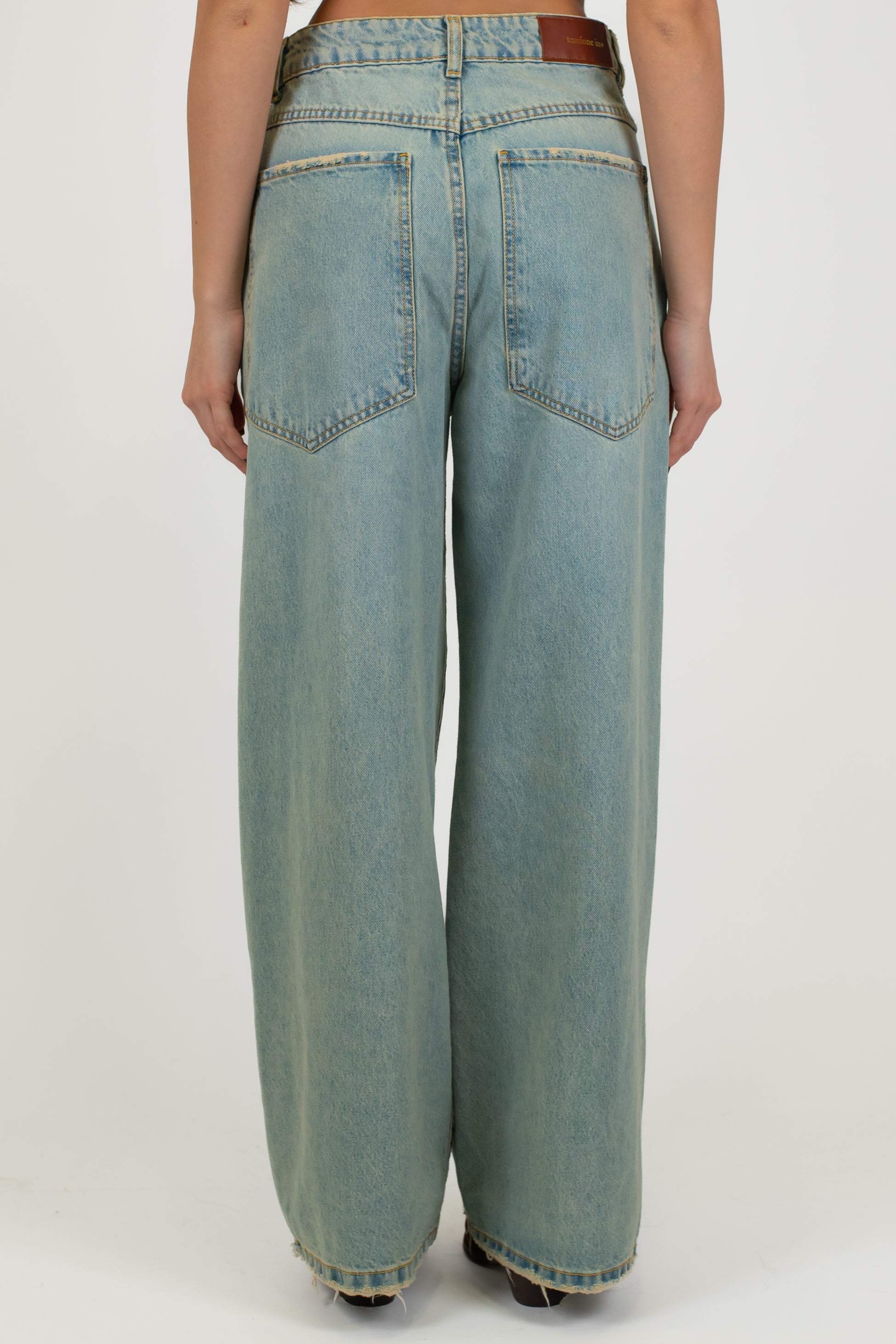 Tensione in - Jeans palazzo lavaggio chiaro sabbiato modello Giusi