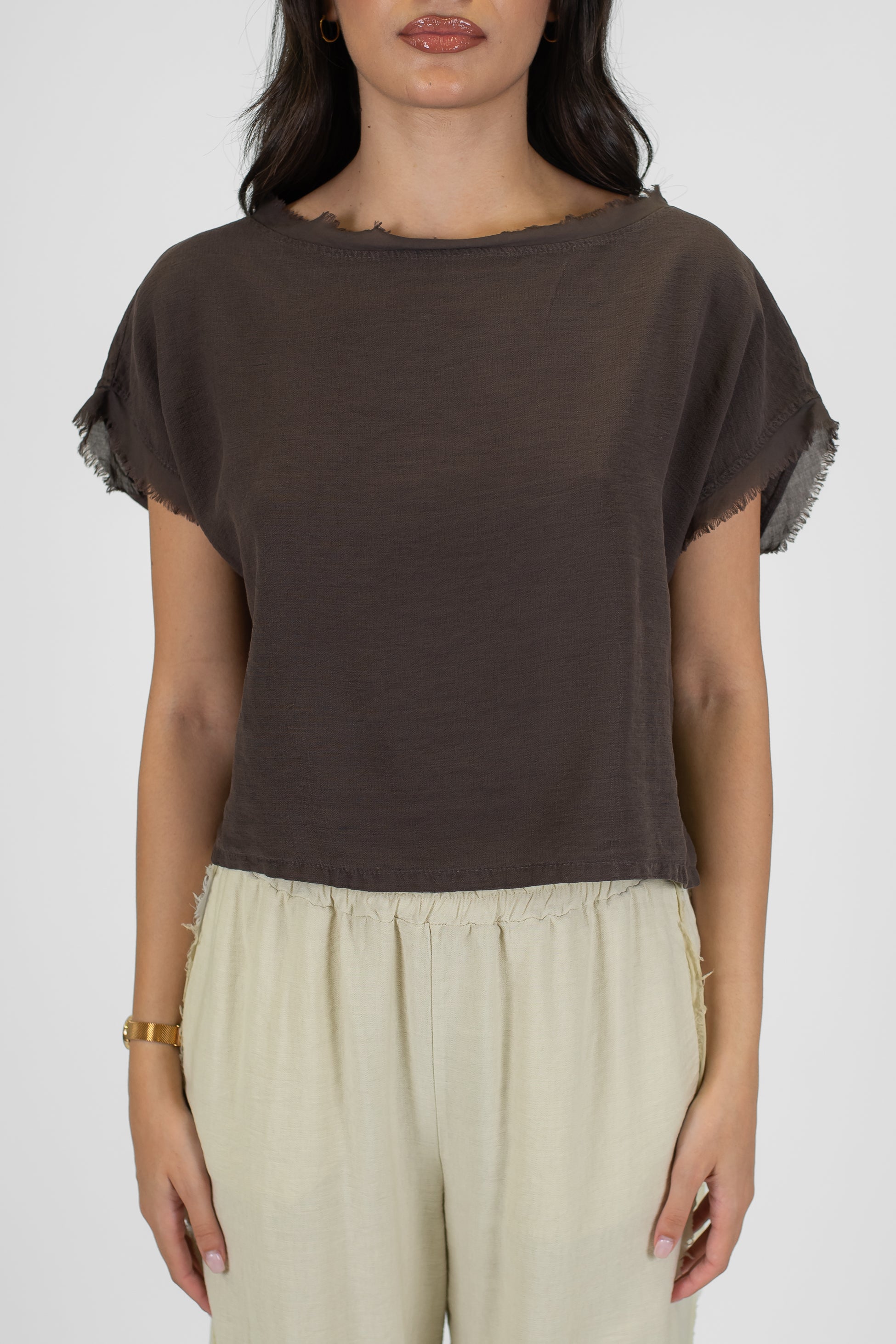 Tensione in - T-shirt in viscosa leggera con profili sfrangiati