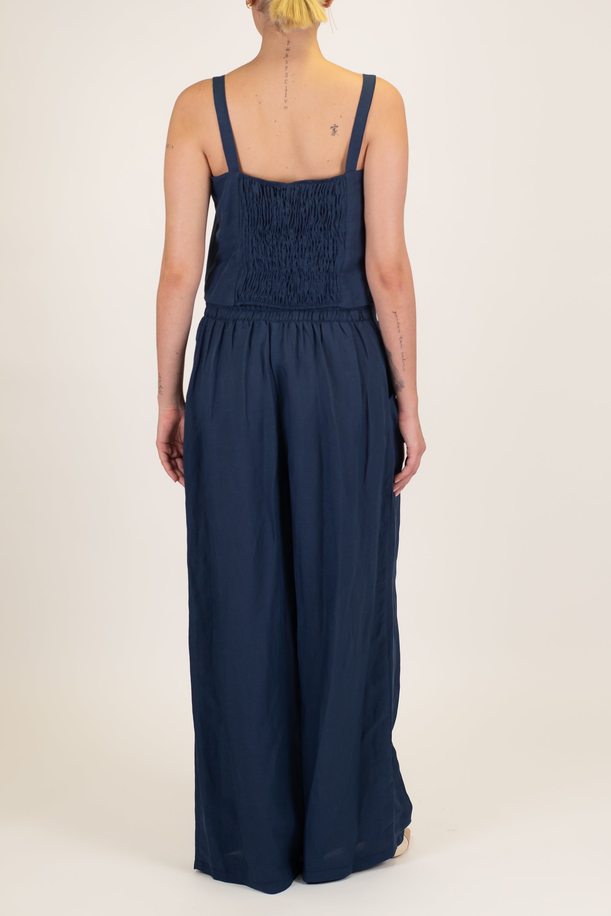 Tensione in - Coordinato in misto viscosa e lino con top bretelle e pantalone palazzo con pinces ed elastico sul retro