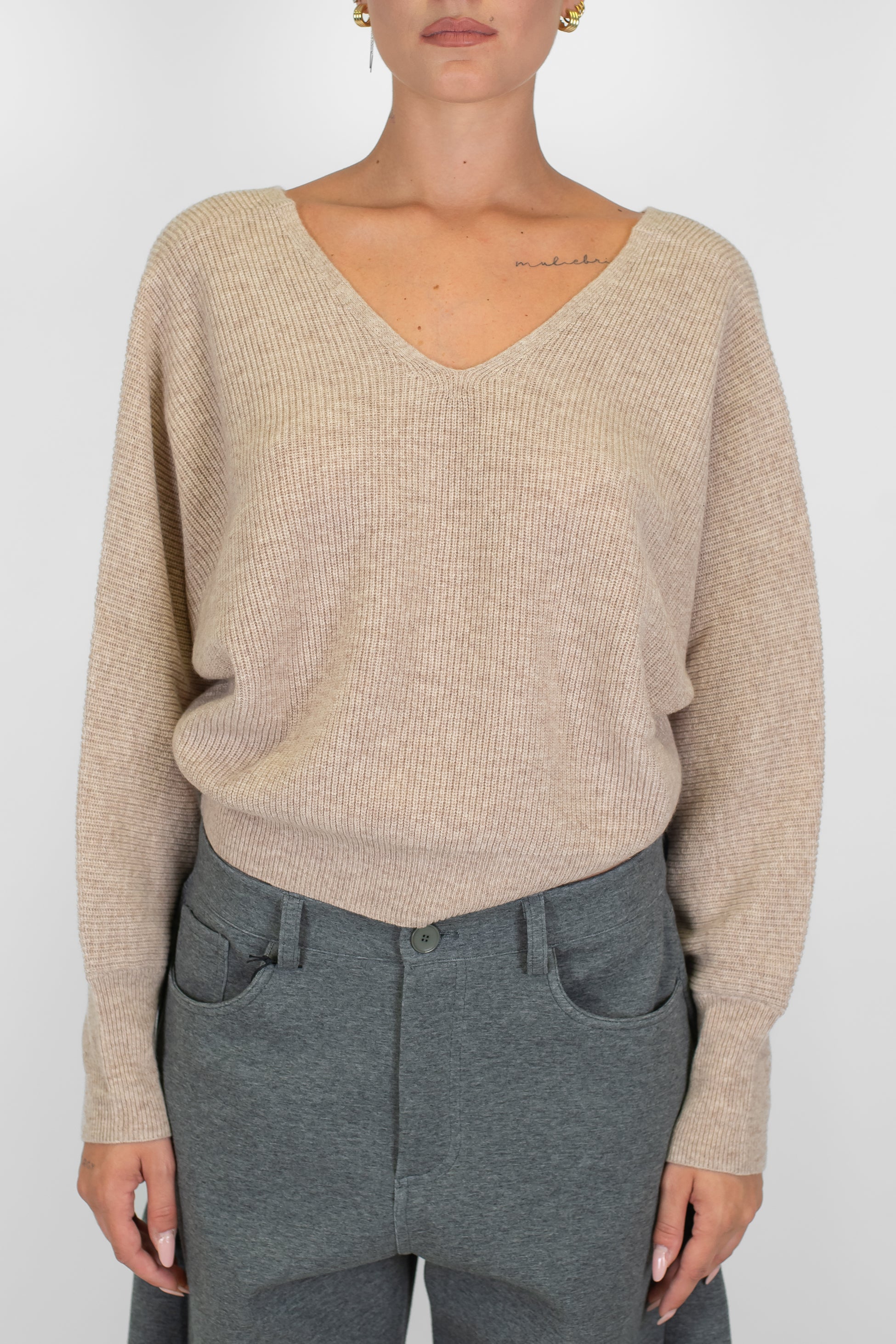 Tensione in - Maglia scollo a V fronte-retro in pura lana