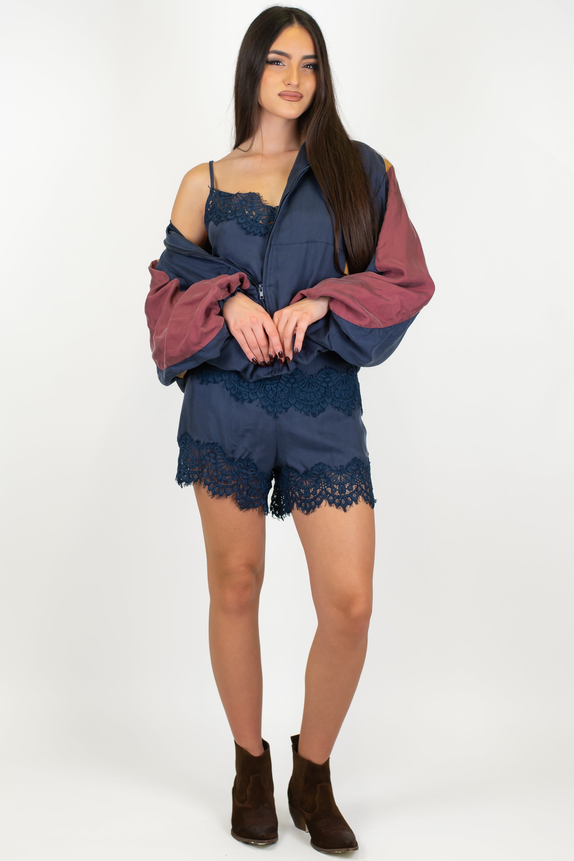 Tensione in - Shorts in cupro con ricami in pizzo