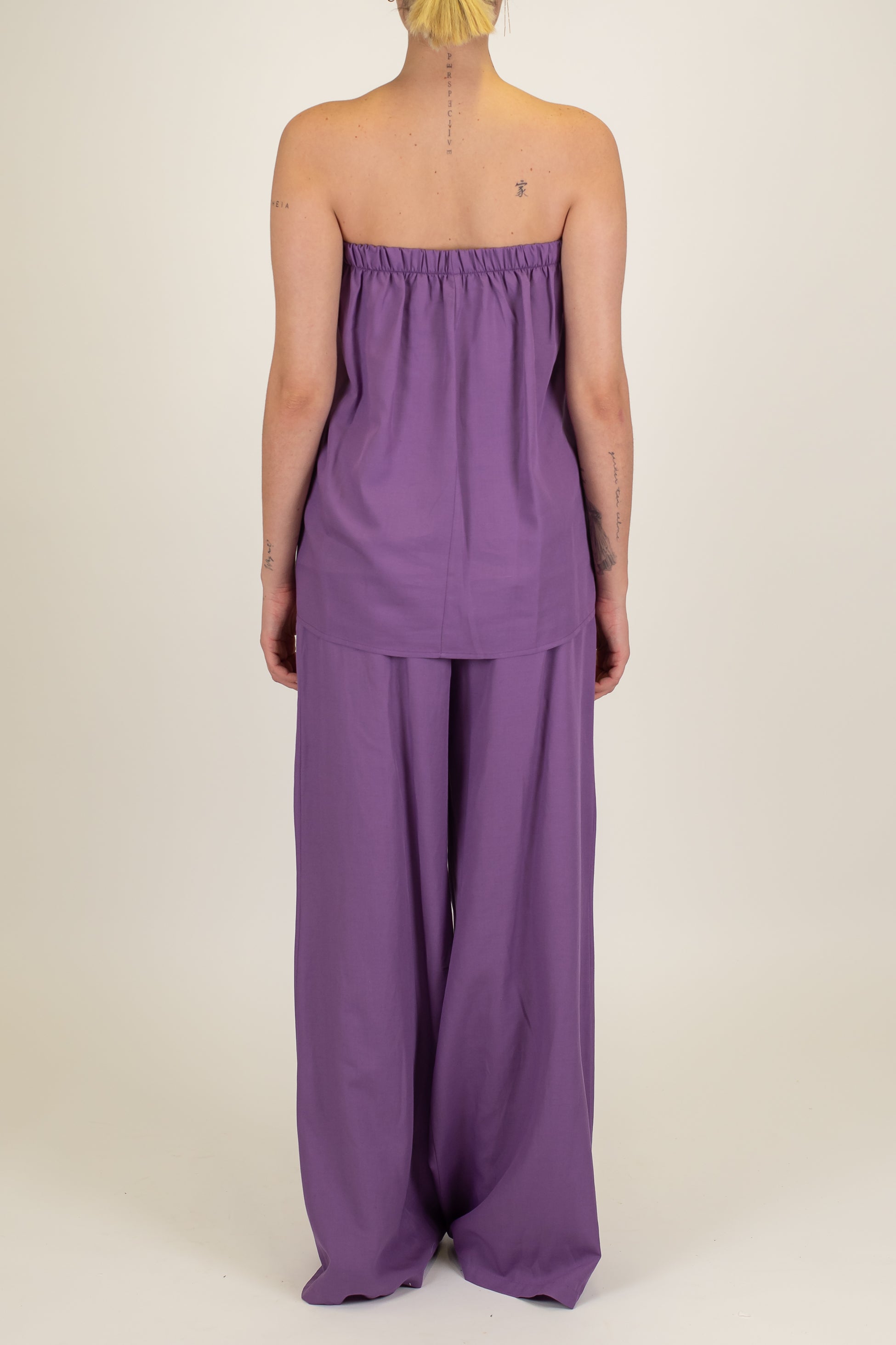 Tensione in - Coordinato in misto lino con top a fascia e pantalone palazzo con elastico sul retro