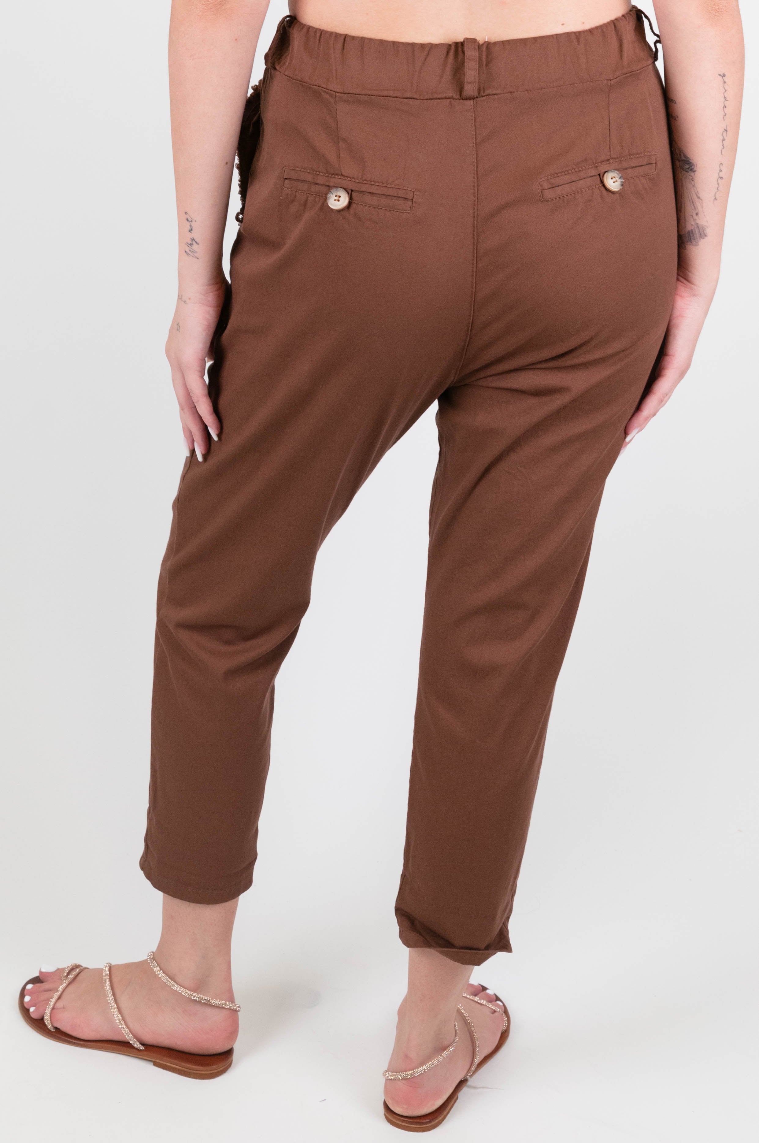 Motel - Pantalone carrot con tasche sfrangiate ed elastico in vita