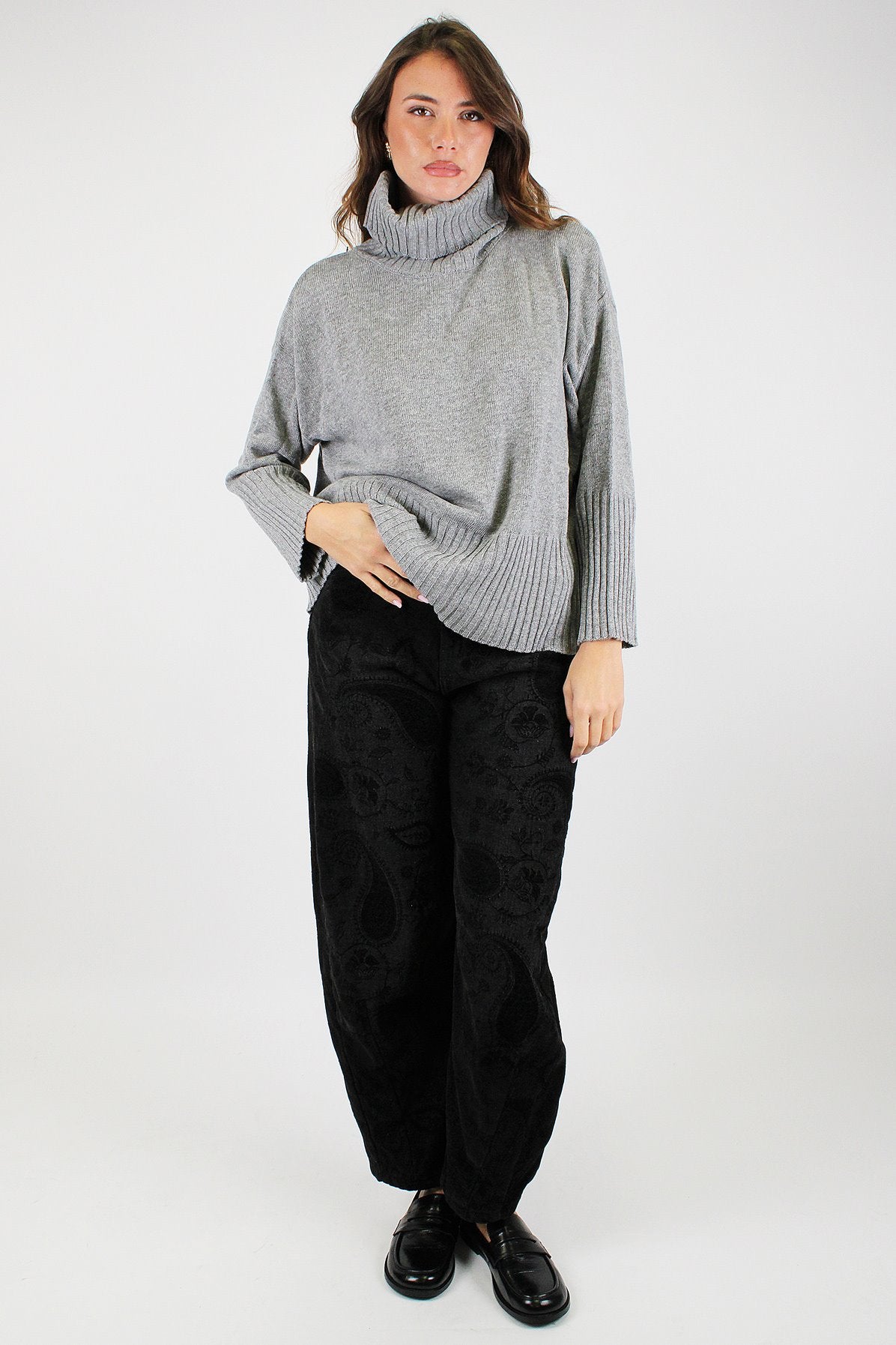 Tensione in - Pantalone balloon in denim colorato con ricami tono su tono
