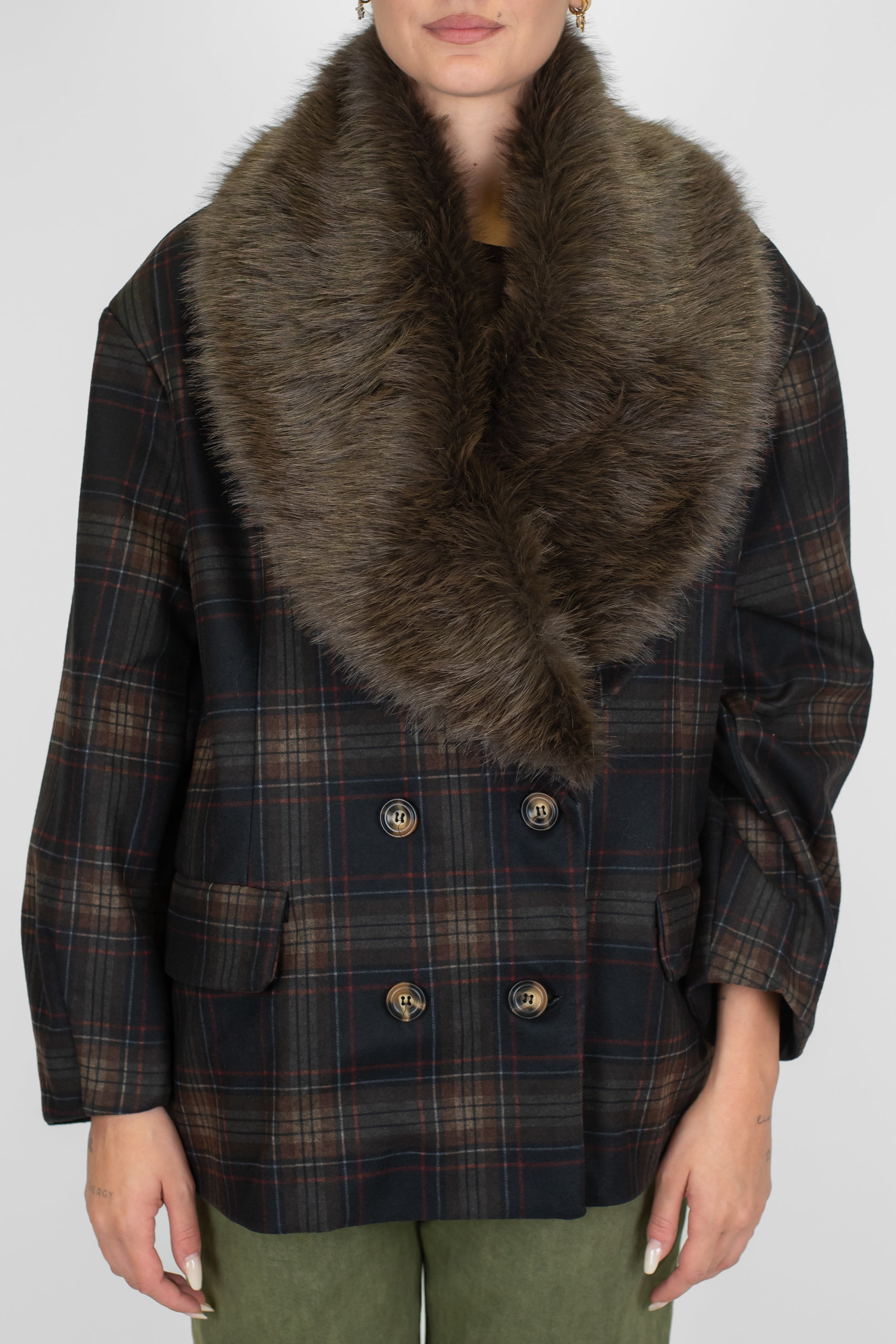 Tensione in - Giacca over doppiopetto fantasia check con collo in ecopelliccia