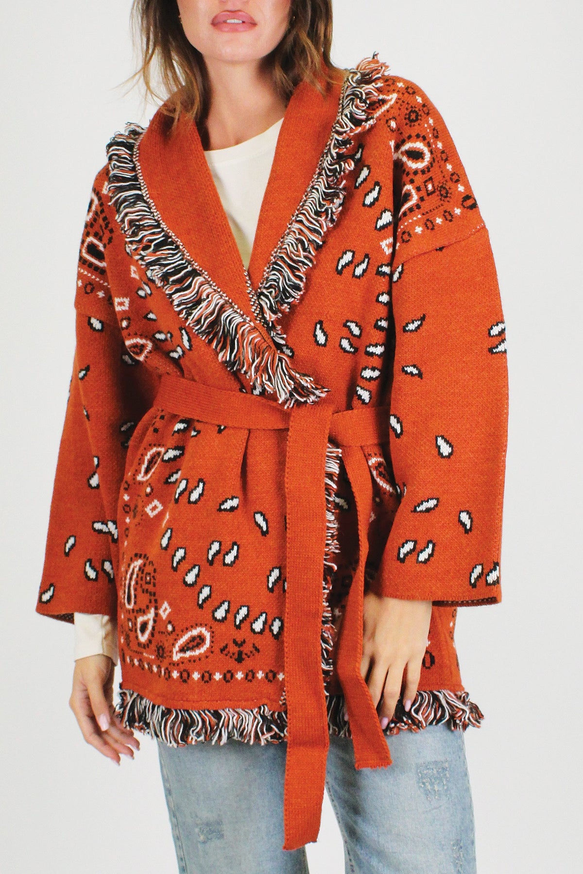 Tensione in - Cardigan fantasia bandana in misto lana con profilo frange e chiusura con cintura in tessuto