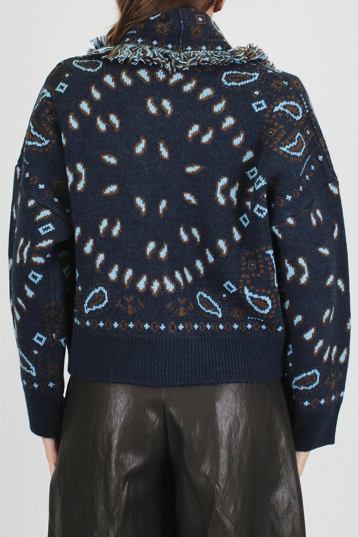 Tensione in - Cardigan corto fantasia bandana in misto lana con profilo frange