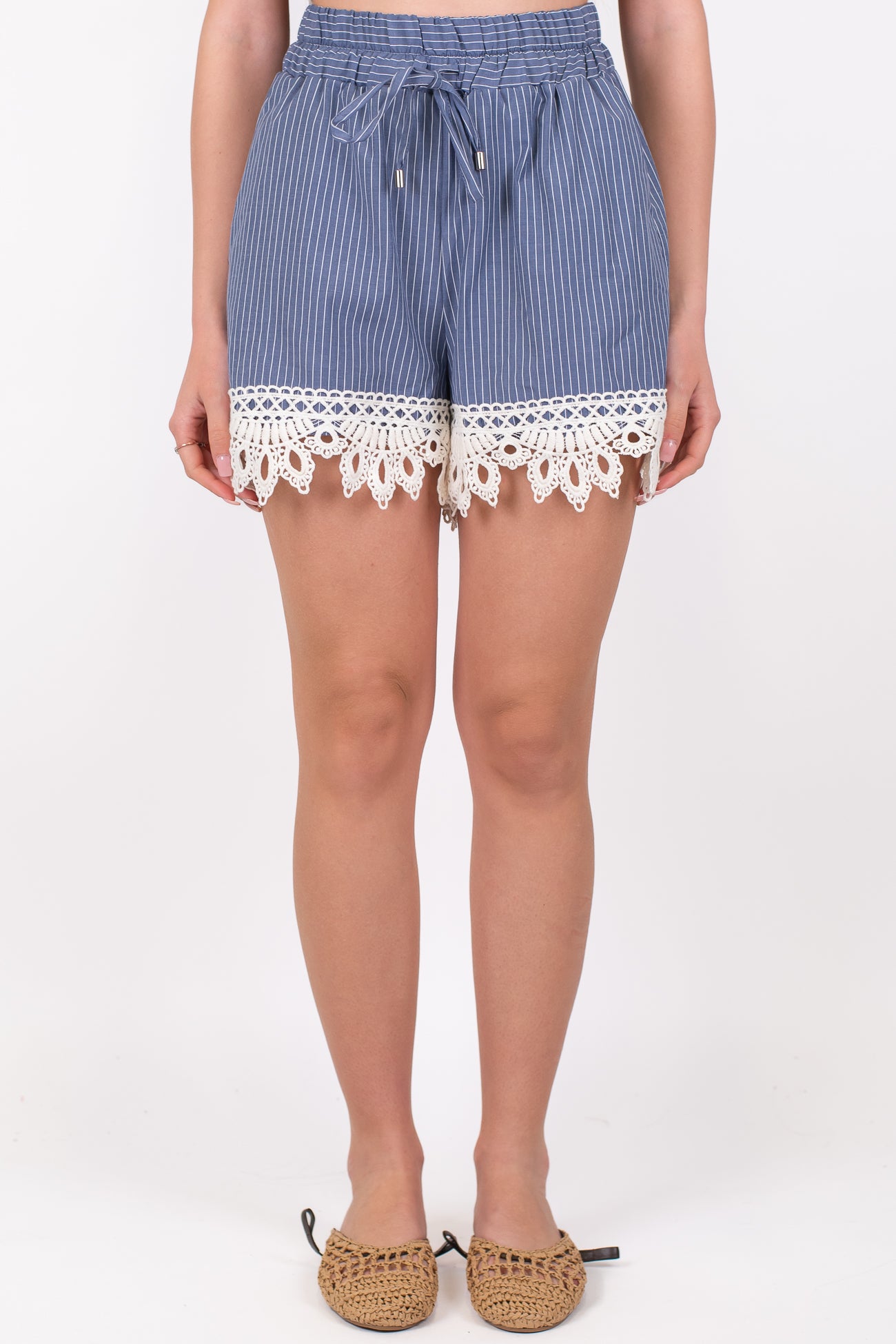 Motel - Coordinato camicia e shorts fantasia a righe con pizzo sul fondo