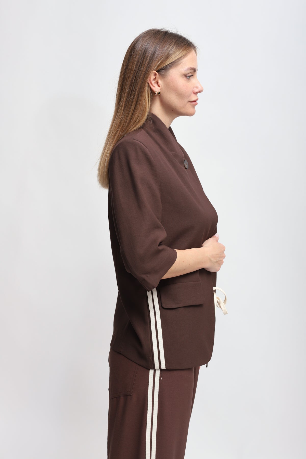 Maryley - Giacca mezzamanica con chiusura asimmetrica e banda laterale a contrasto