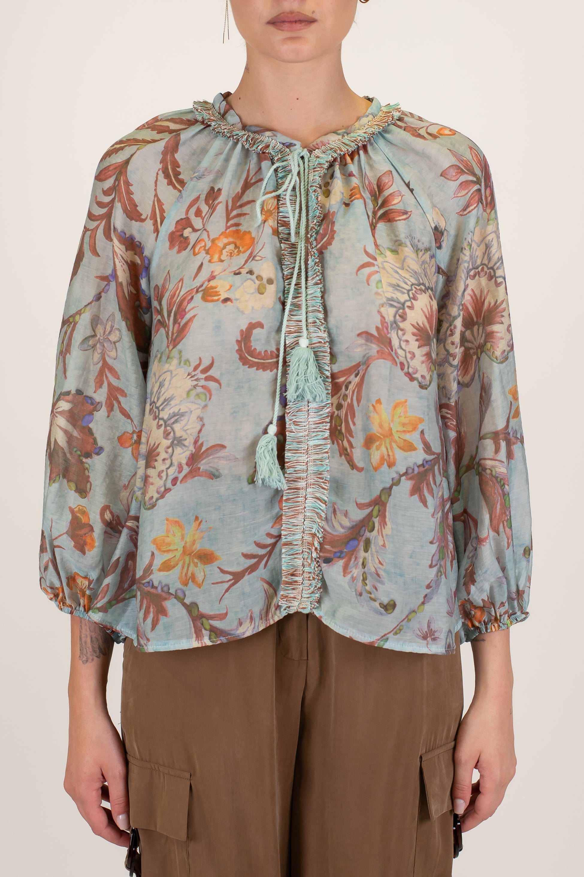 Motel - Blusa fantasia floreale in lyocell con laccio al collo e nappine lungo il profilo