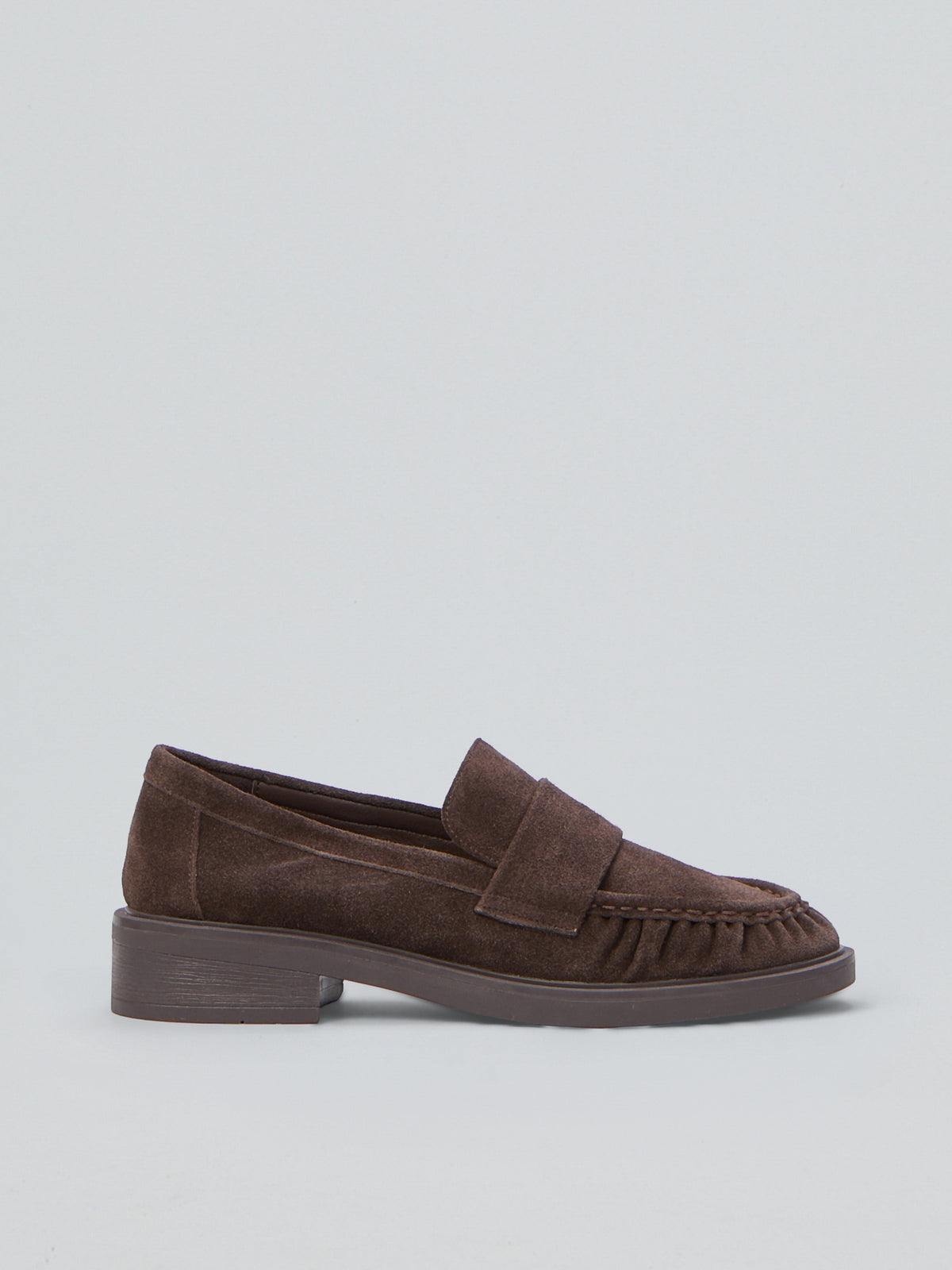 Ovyè - Mocassino in suede e pelle con punta arricciata §