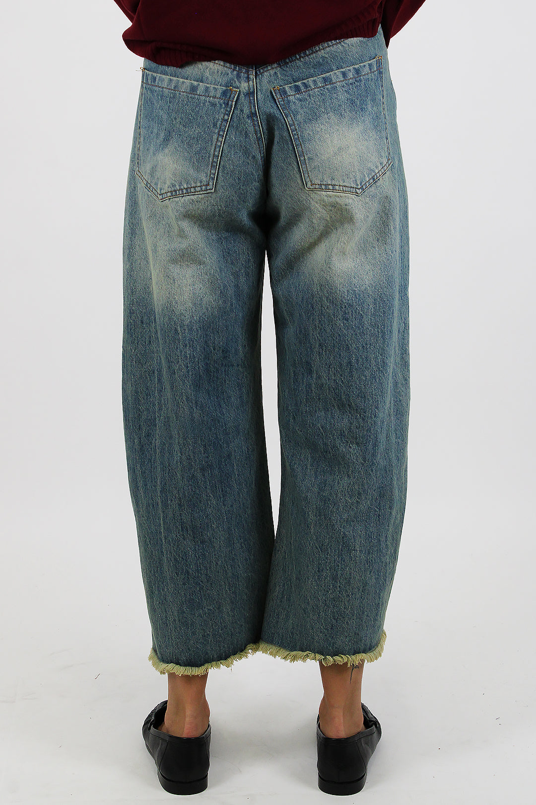 Tensione in - Jeans balloon crop lavaggio sabbiato sfrangiato sul fondo
