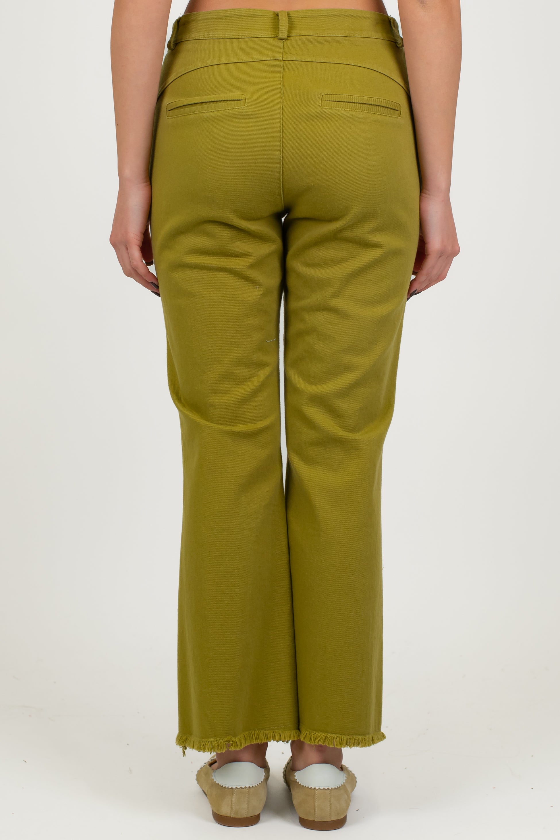 Motel - Pantalone trombetta in denim colorato sfrangiato sul fondo