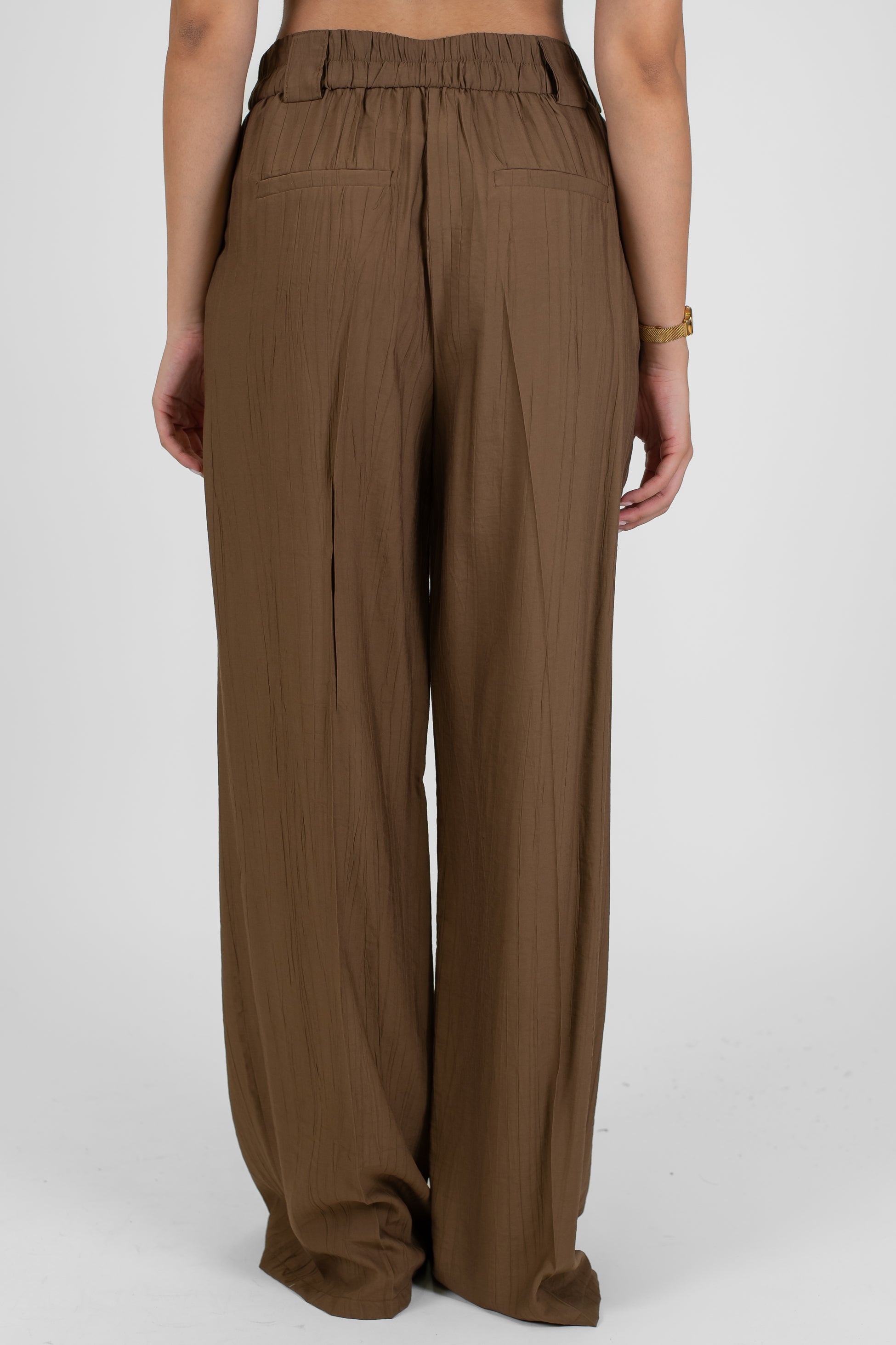 Tensione in - Tailleur in viscosa leggera con giacca monopetto e pantalone palazzo con elastico sul retro