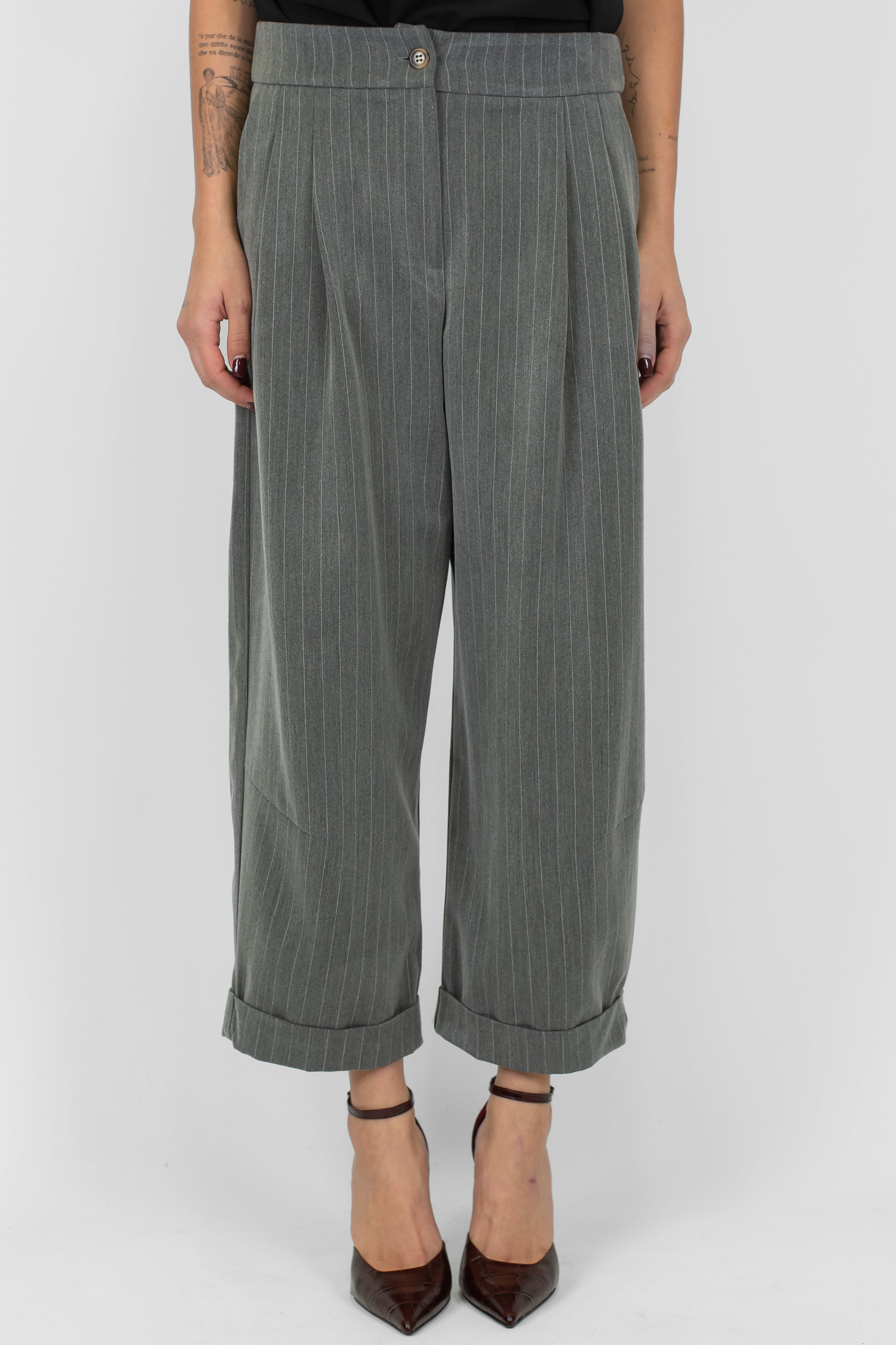 Tensione in - Pantalone regular crop gessato con pinces