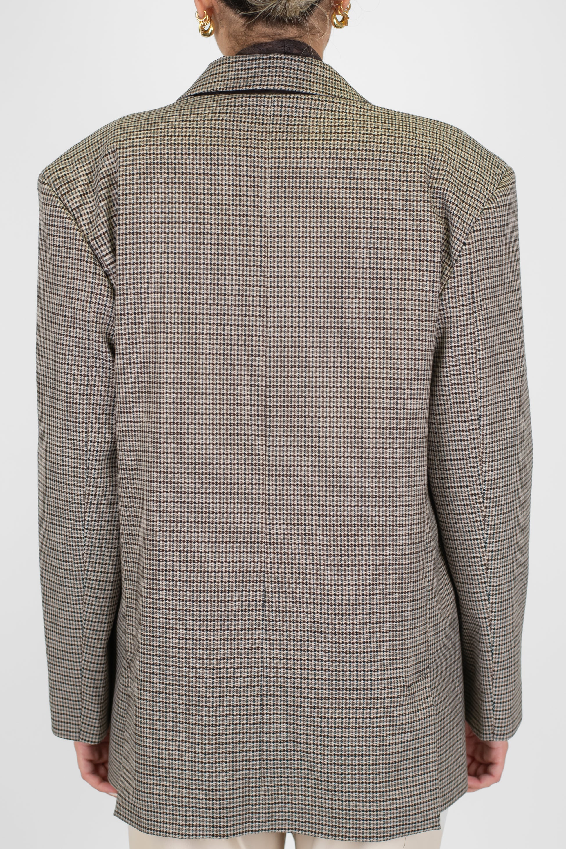 Tensione in - Giacca doppipetto fantasia pied de poule con spalline e spille