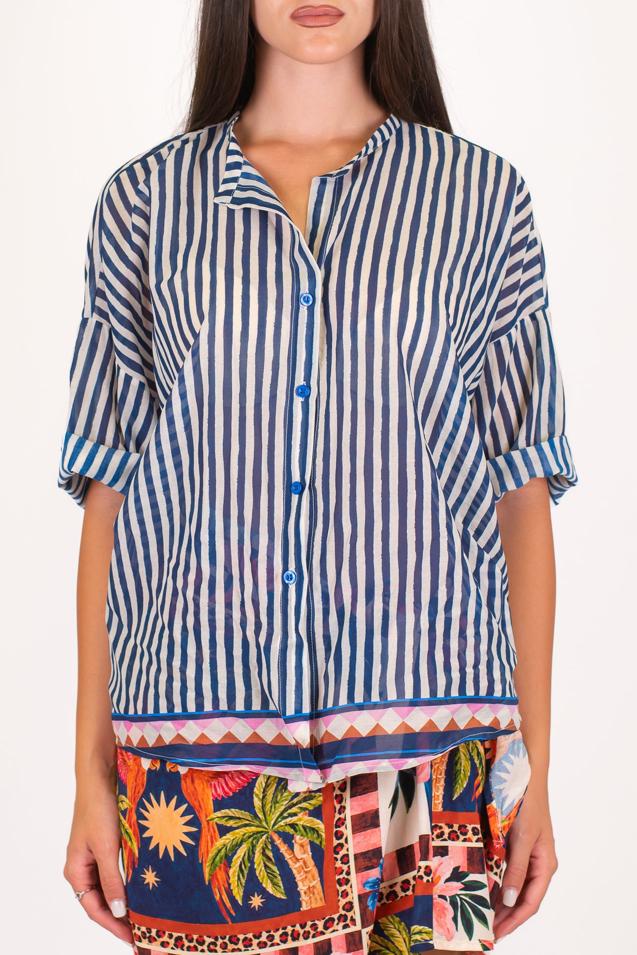 Tensione in - Camicia mezzamanica fantasia righe strette in mussola di cotone con fondo a contrasto
