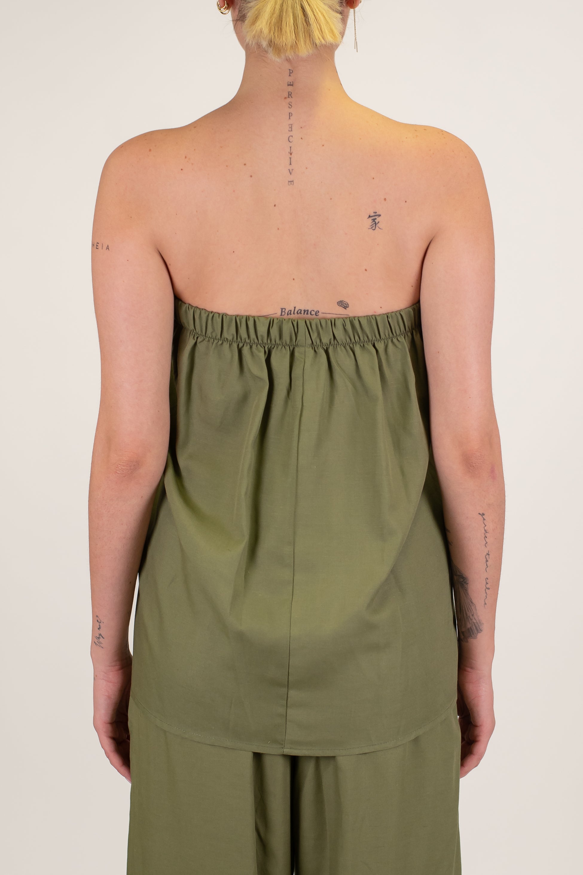 Tensione in - Coordinato in misto lino con top a fascia e pantalone palazzo con elastico sul retro