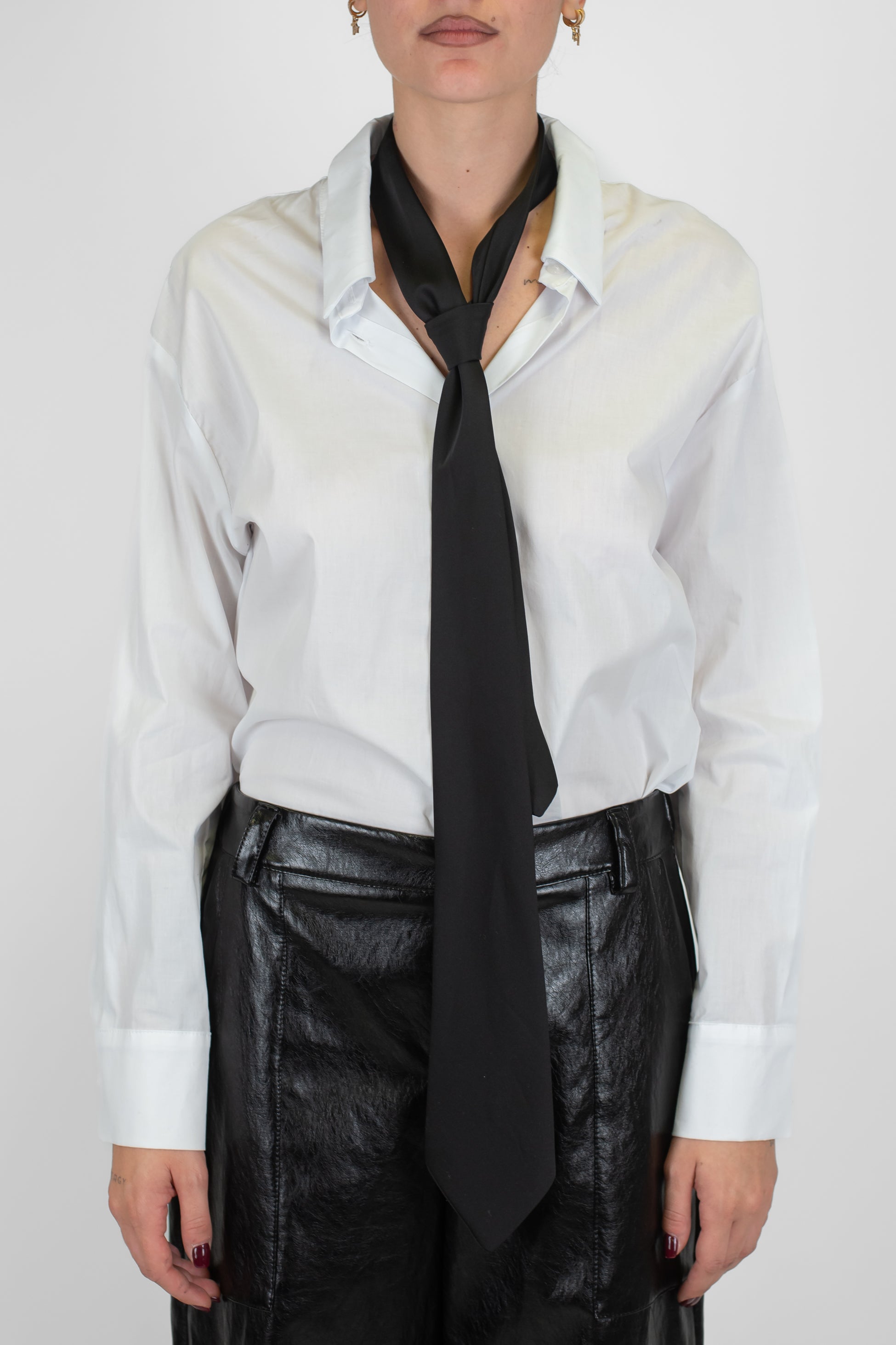 Tensione in - Camicia con fiocco a contrasto al collo