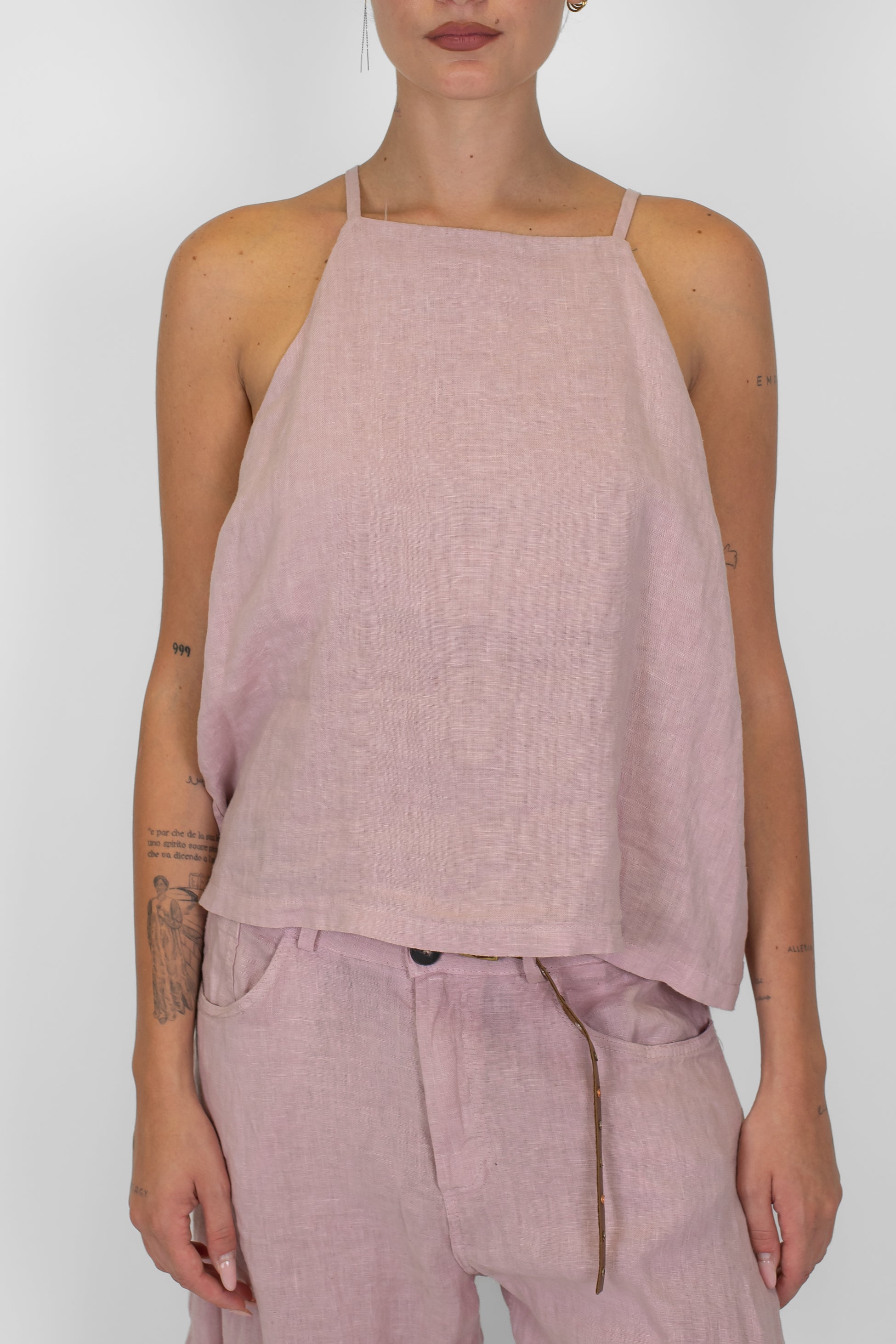 Tensione in - Top in puro lino con bretelle strette con bottoncino sul retro