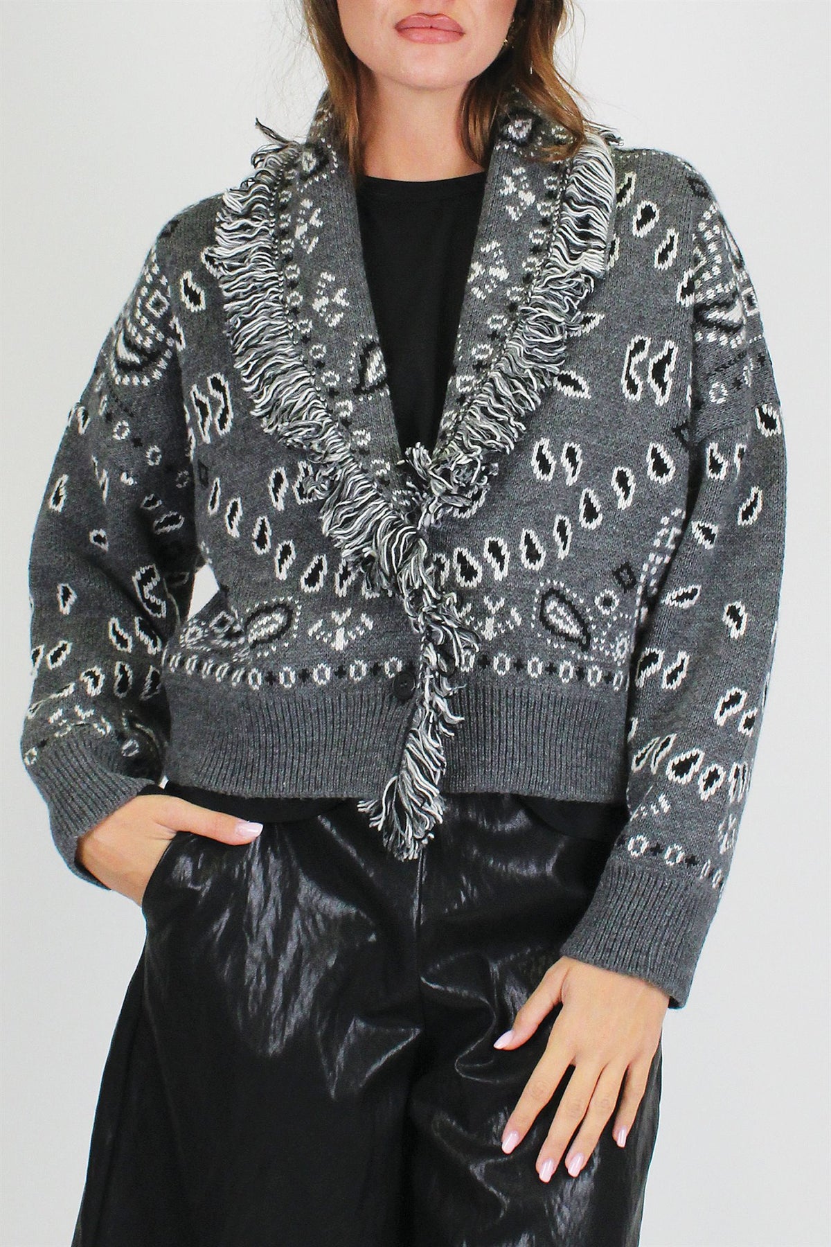 Tensione in - Cardigan corto fantasia bandana in misto lana con profilo frange