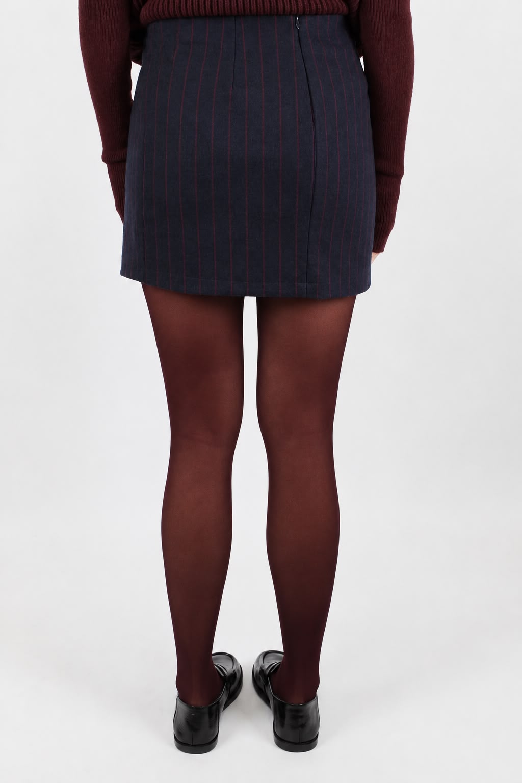 Tensione in - Minigonna gessata in misto lana con chiusura zip sul retro