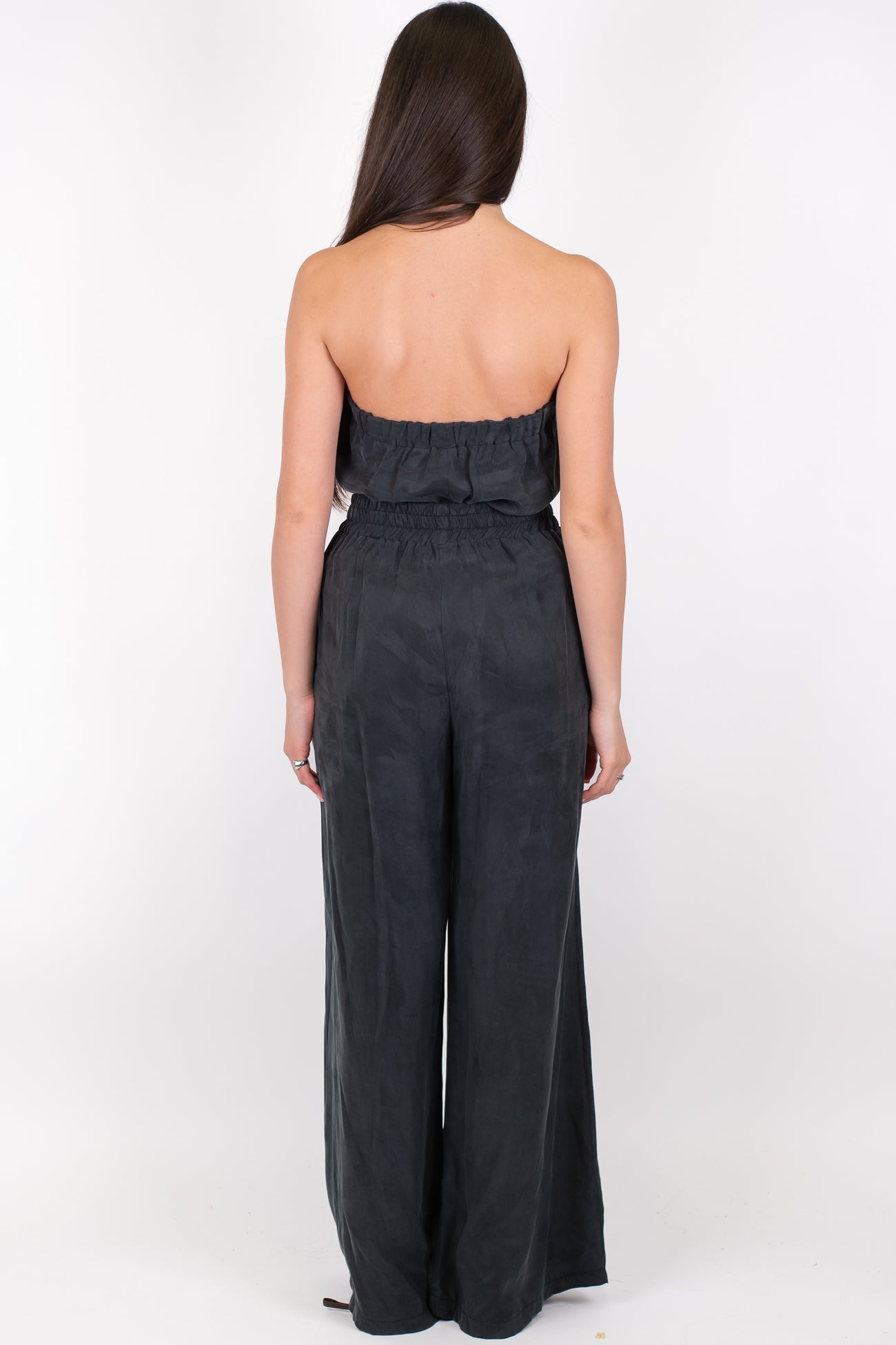 Tensione in - Coordinato in lyocell effetto cupro con top a fascia e pantalone palazzo con elastico in vita