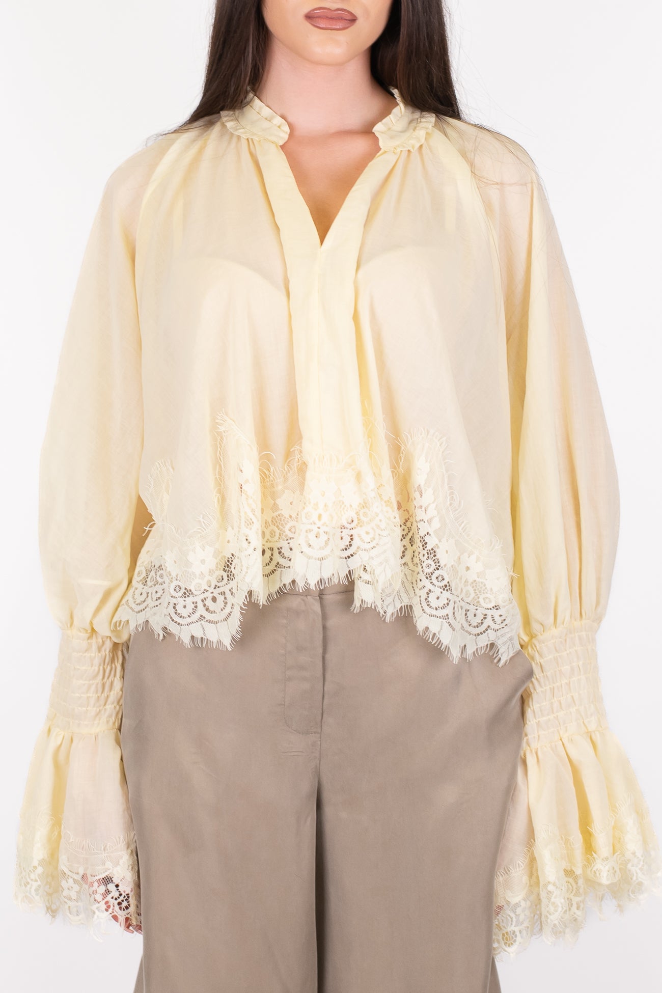 Tensione in - Camicia stondata in mussola di cotone con manica a campana e fondo in pizzo