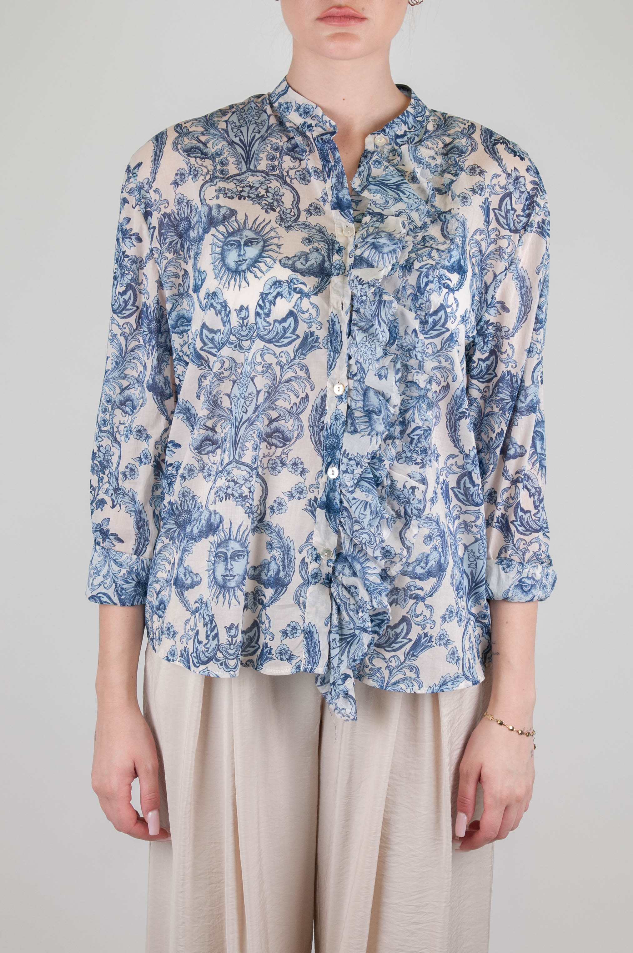 Tension in - Abstract patterned shirt in cotton muslin with ruffles on the front and mandarin collar