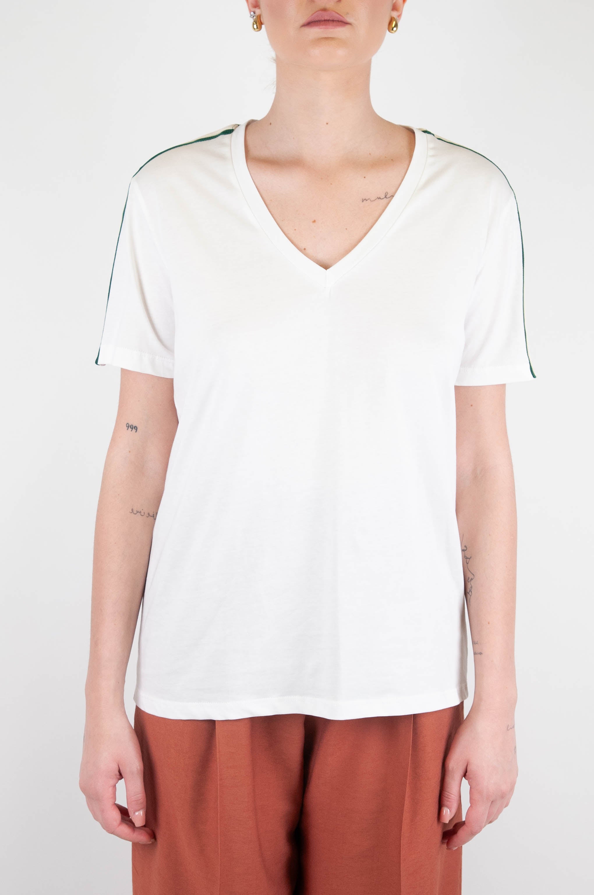 Tension in - V-neck T-shirt with contrasting band along the sleeves