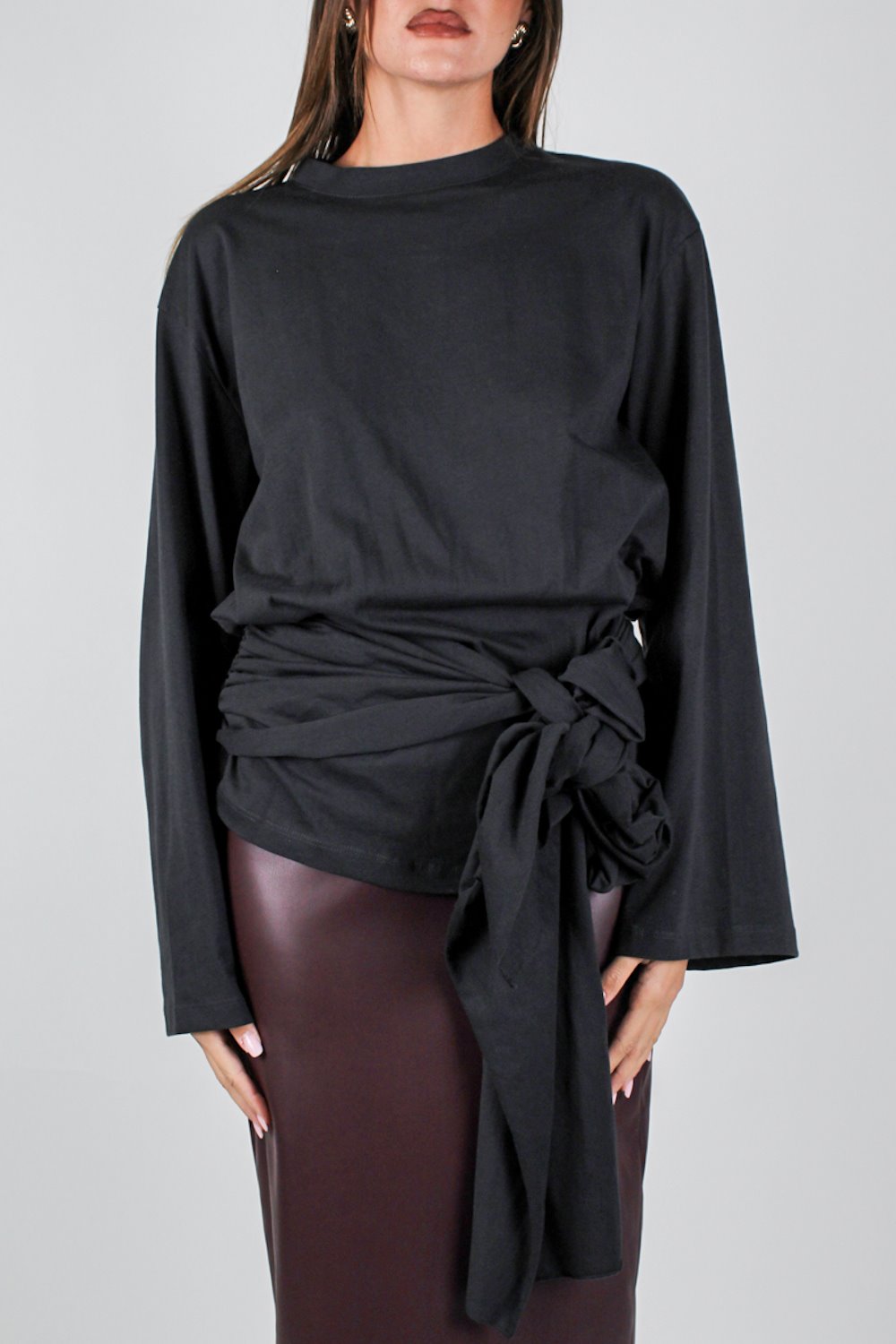 Tensione in - Shirt girocollo con nodo attorno alla vita