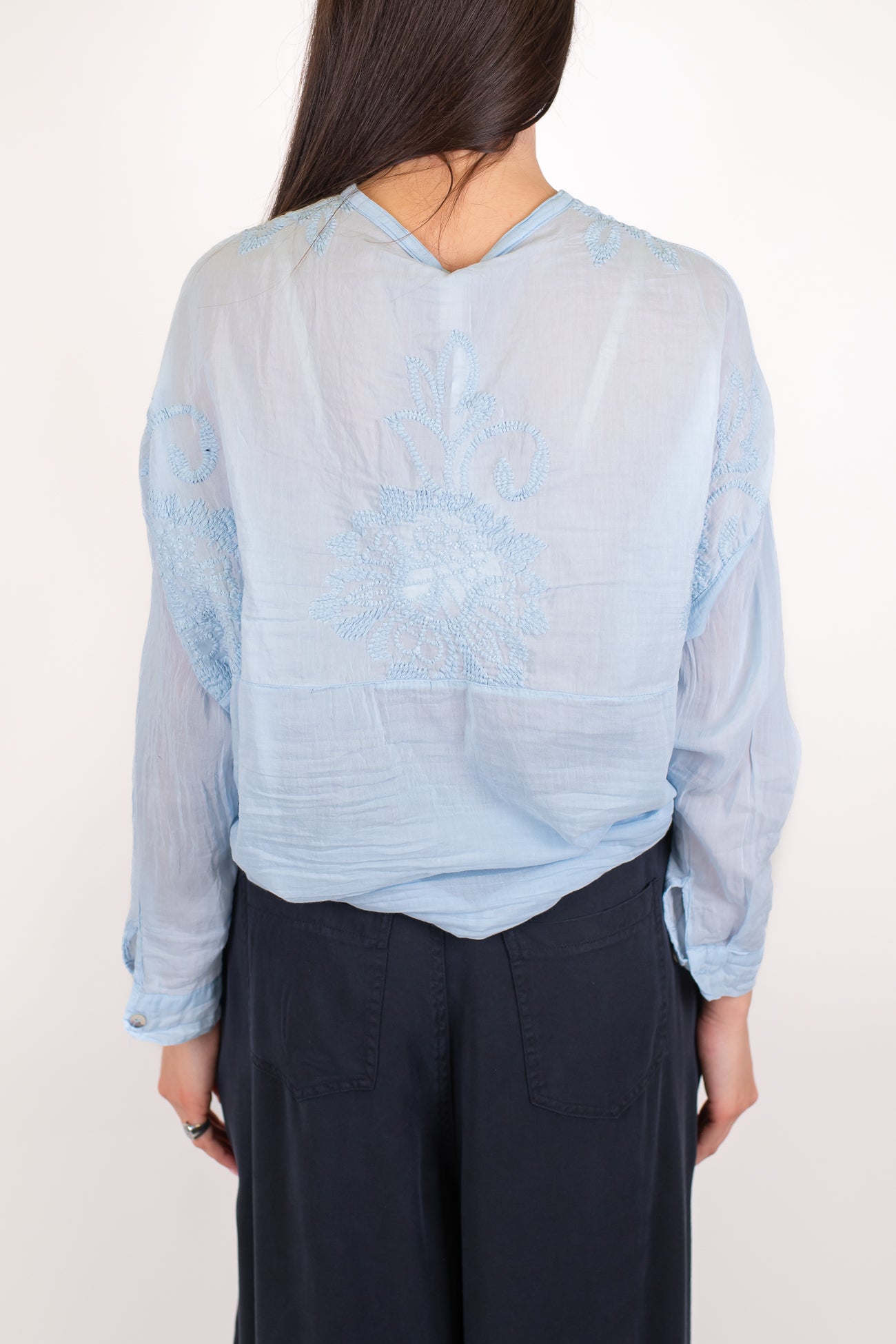 Tensione in - Camicia in mussola di cotone e seta con ricami floreali tono su tono