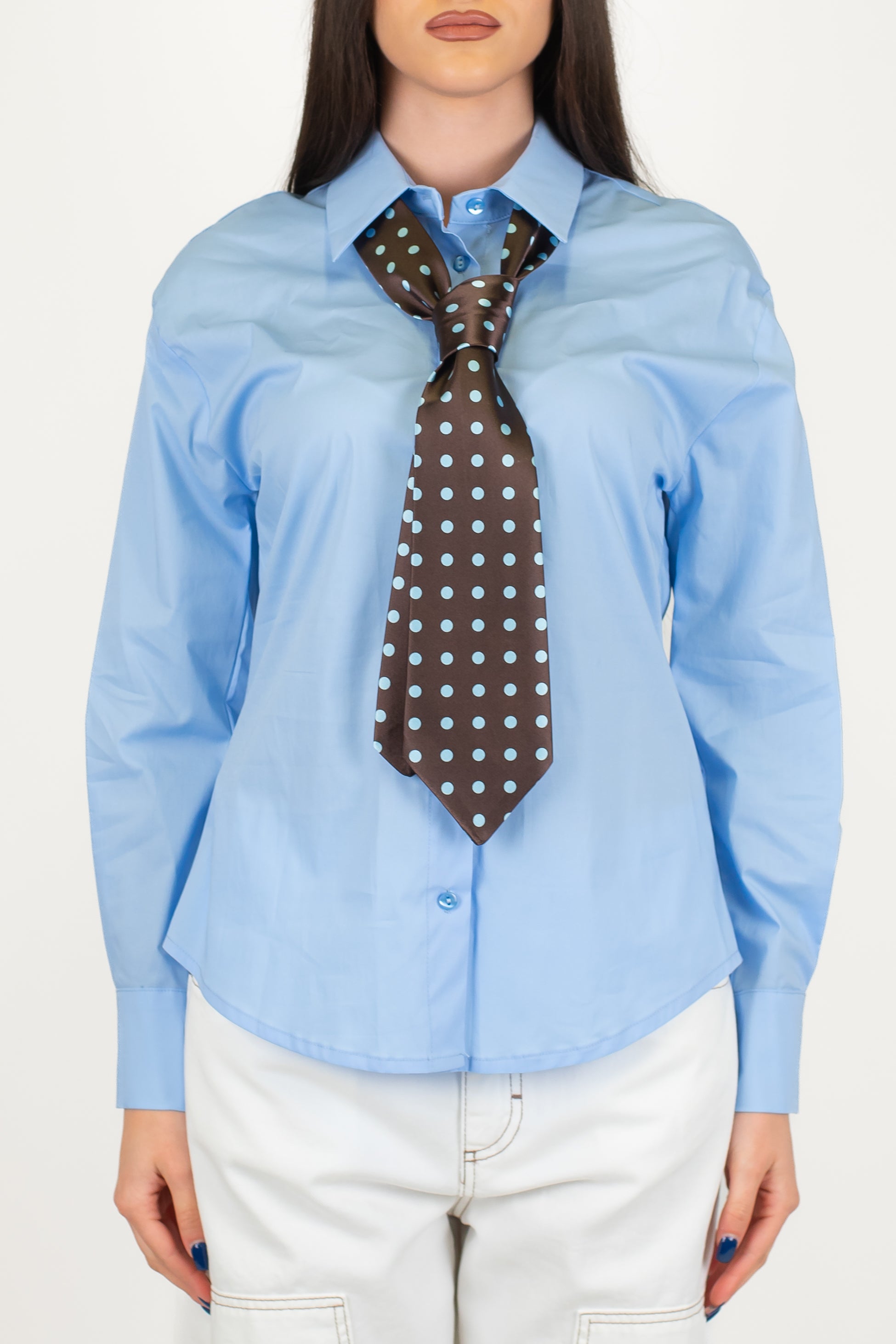 Tensione in - Camicia con cravatta a contrasto fantasia pois