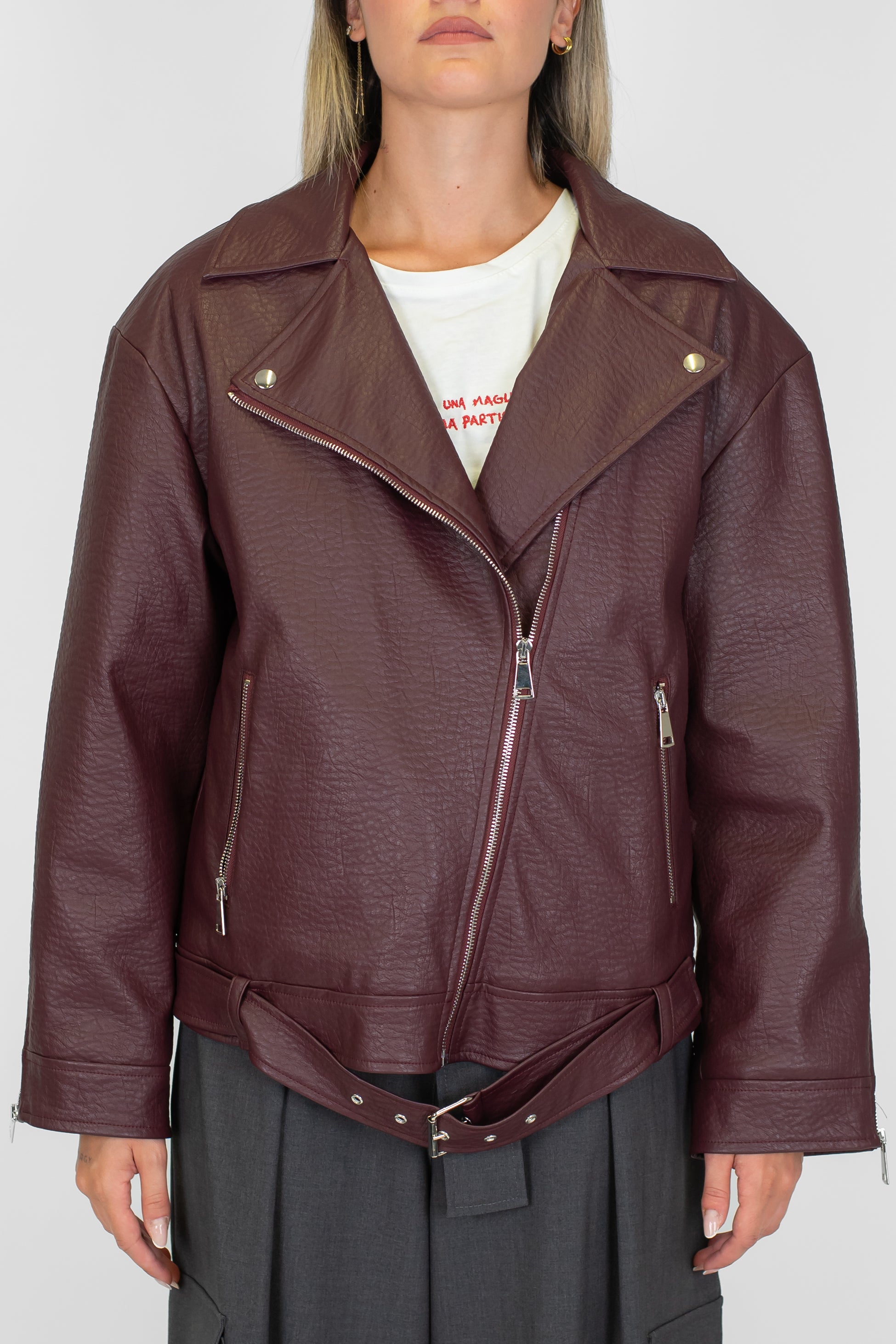 Tensione in - Giubbino biker in ecopelle con rever ampio e tasche con zip laterale