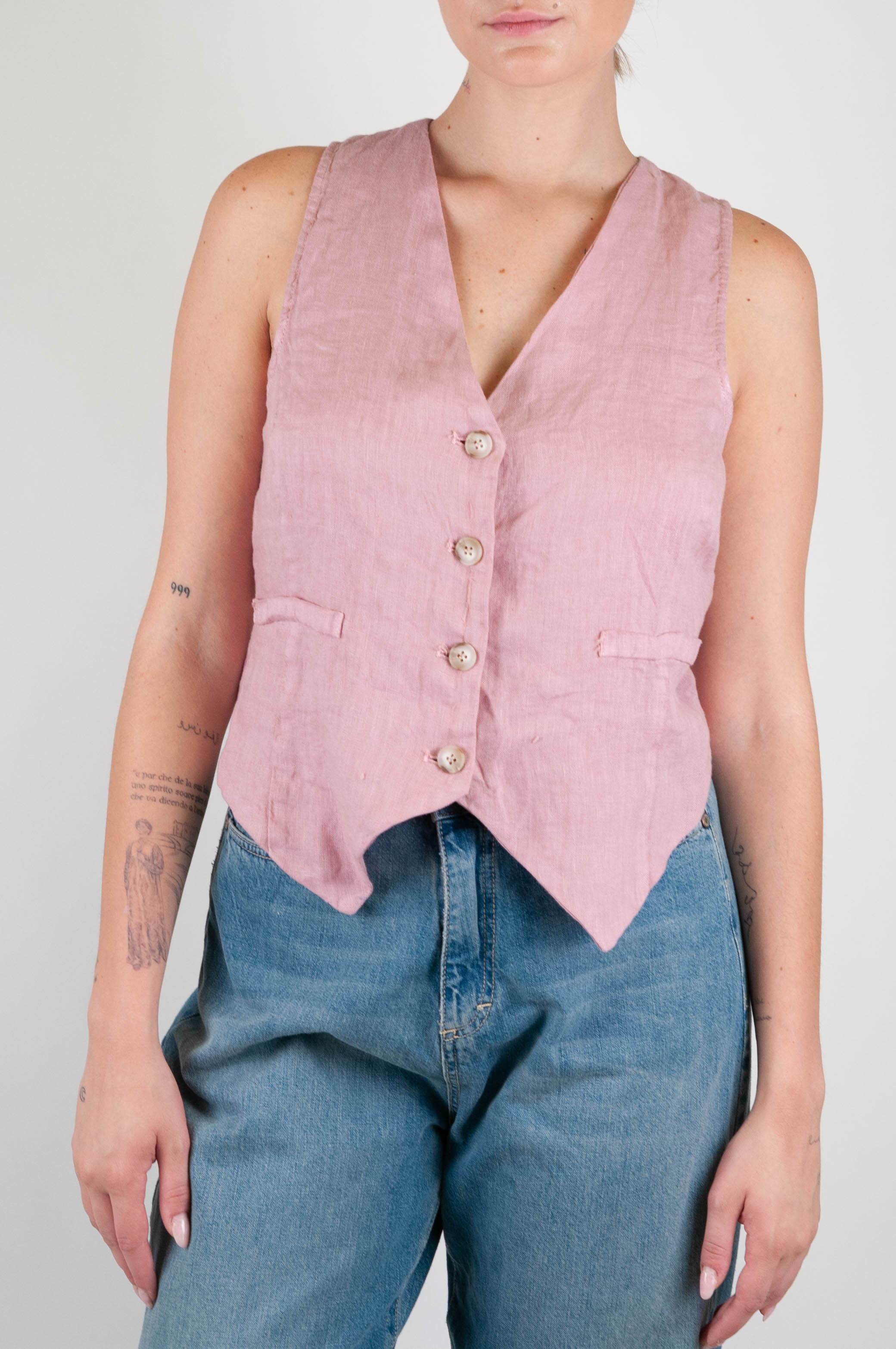 Tensione in - Gilet in puro lino con spilla fiore