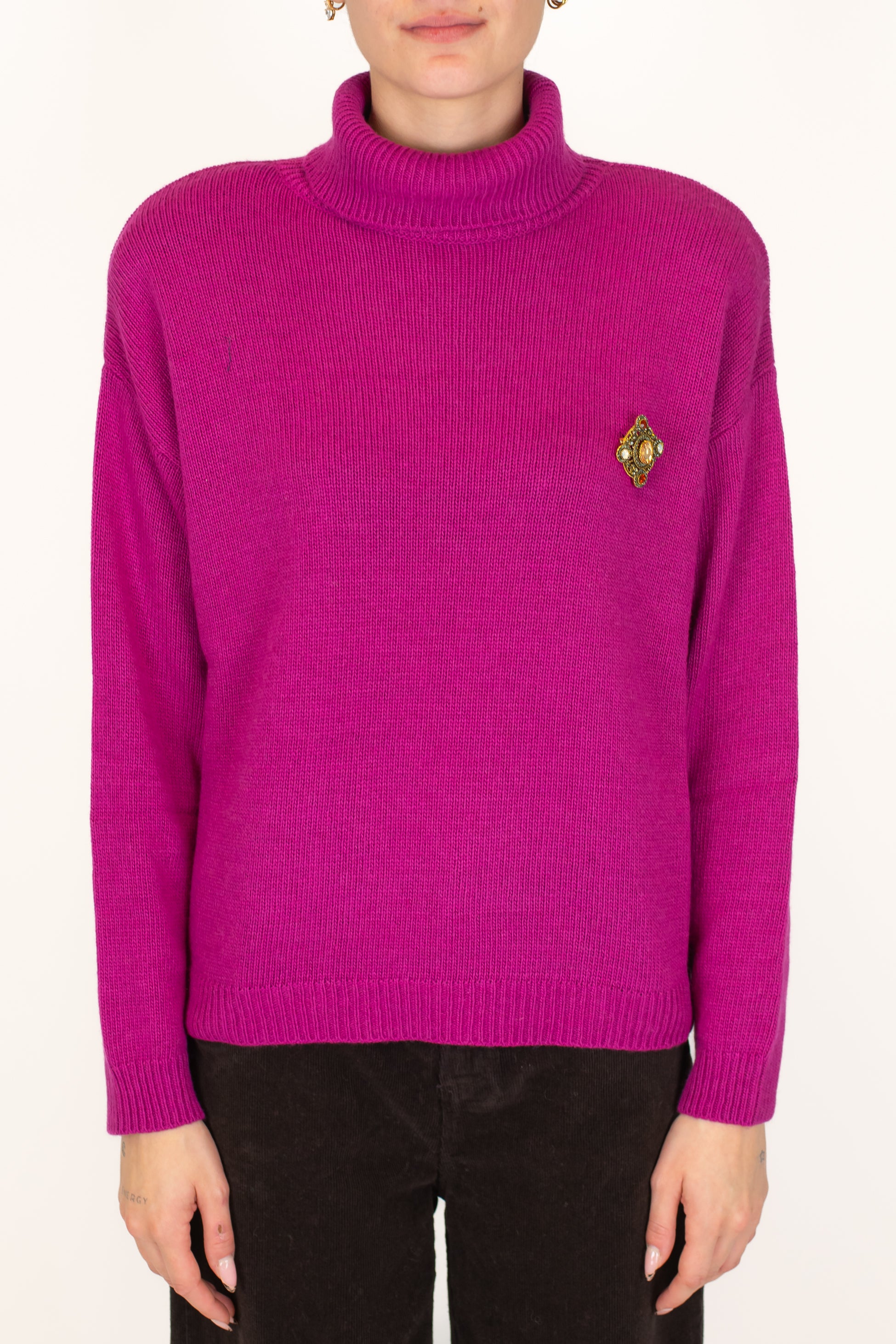 Motel - Dolcevita in misto lana con spalline e spilla gioiello