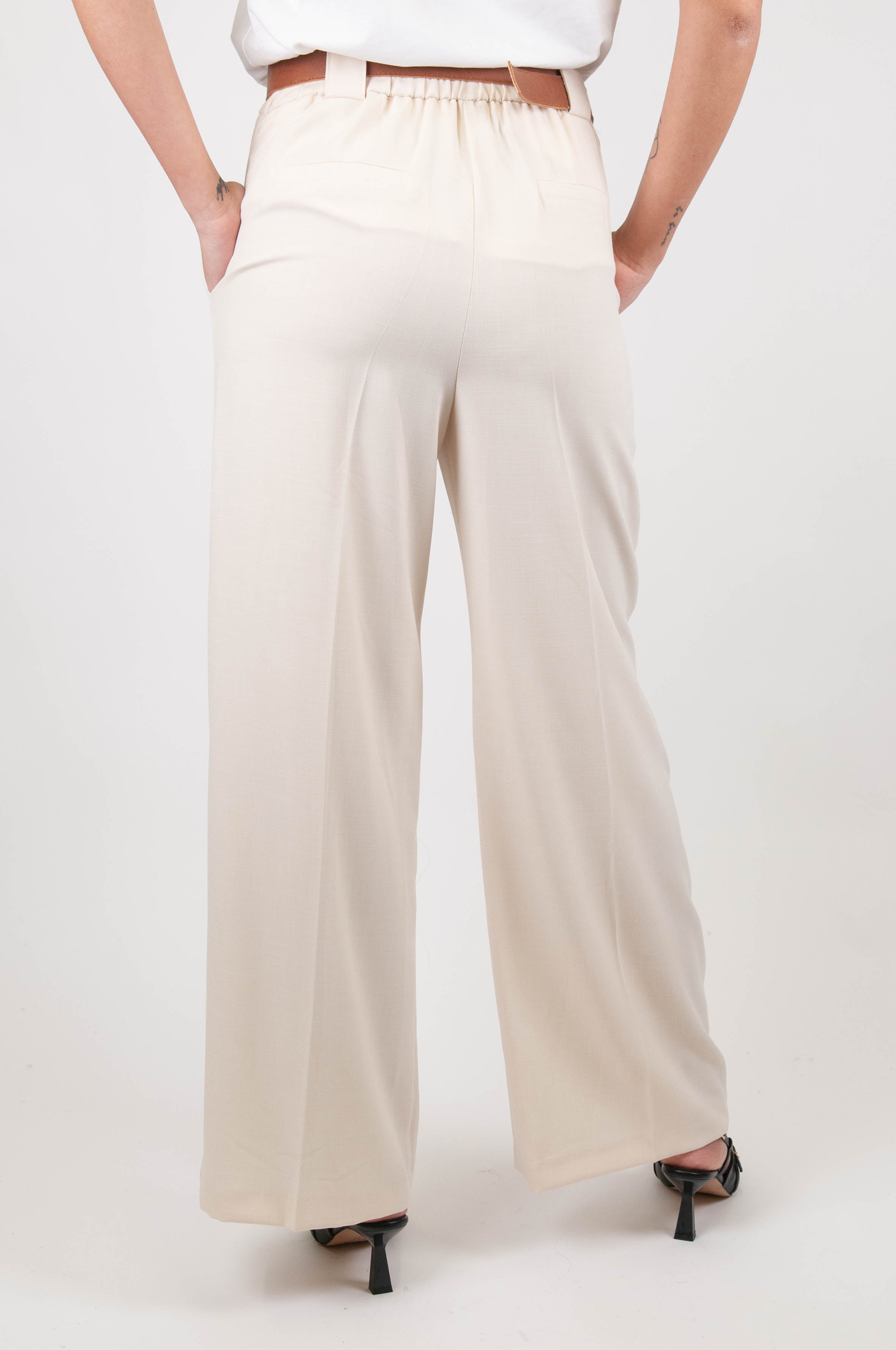 Tensione in - Pantalone palazzo con piega stirata