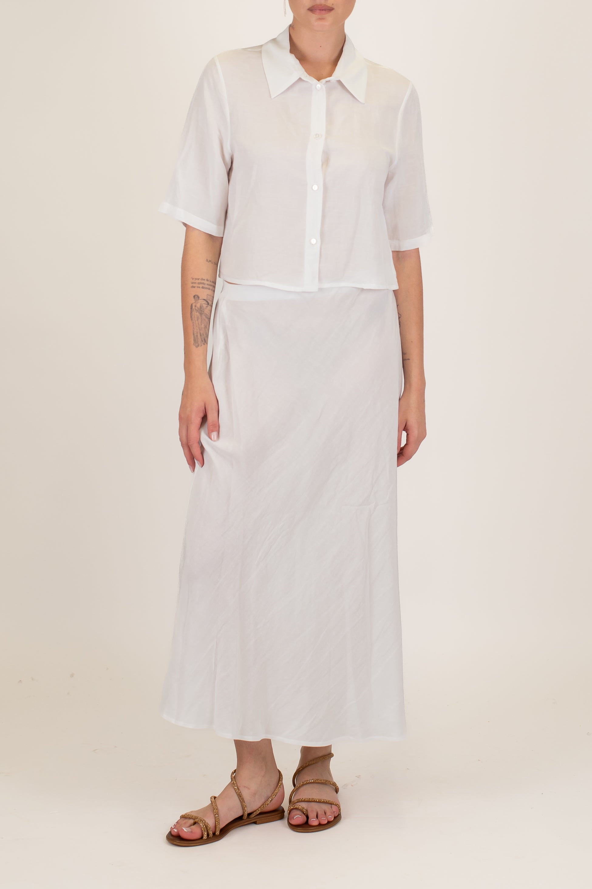 Tensione in - Coordinato in misto viscosa e lino con camicia crop mezzamanica e gonna con elastico in vita