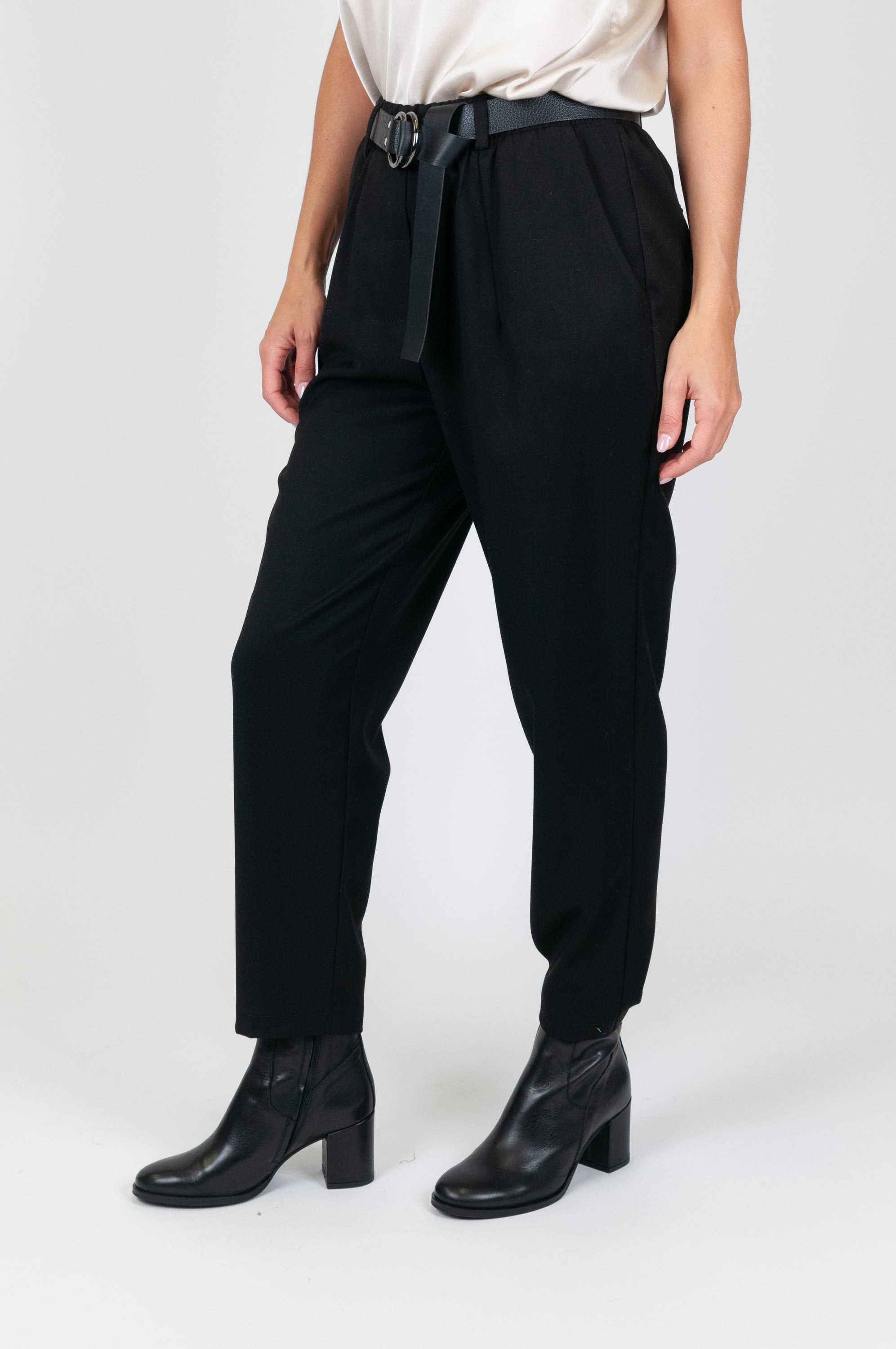 Tension in - Trousers with elastic waist and pleats