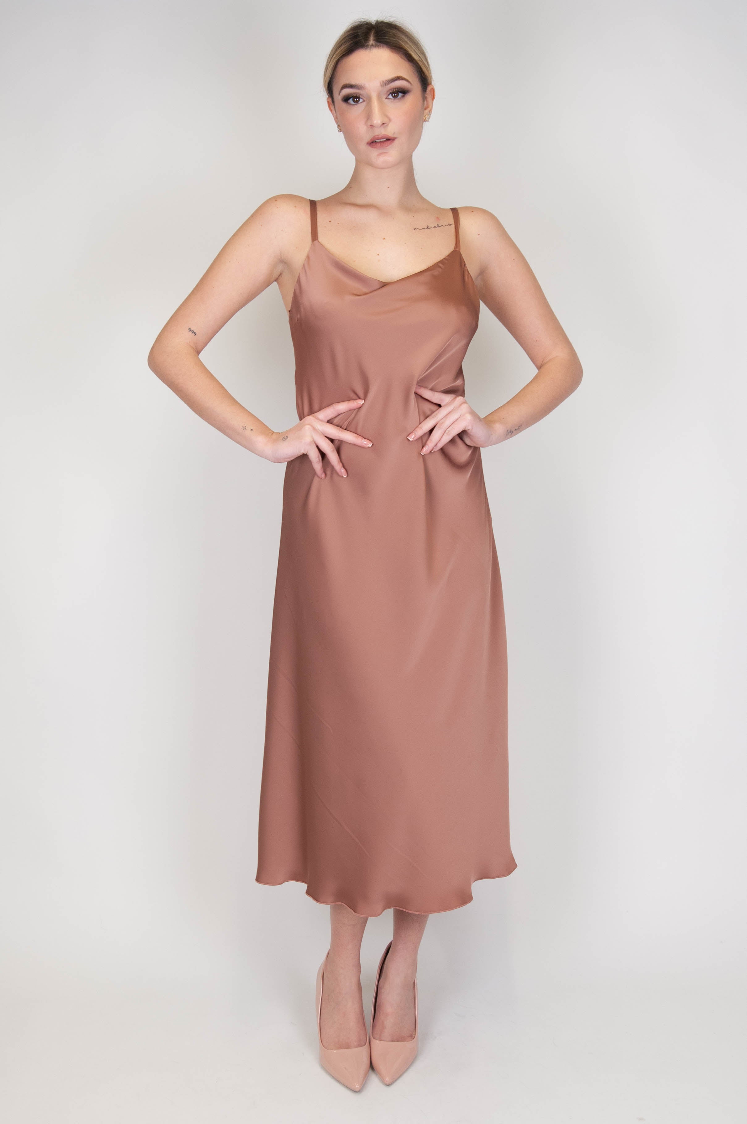 Tension in - Dress with adjustable satin straps