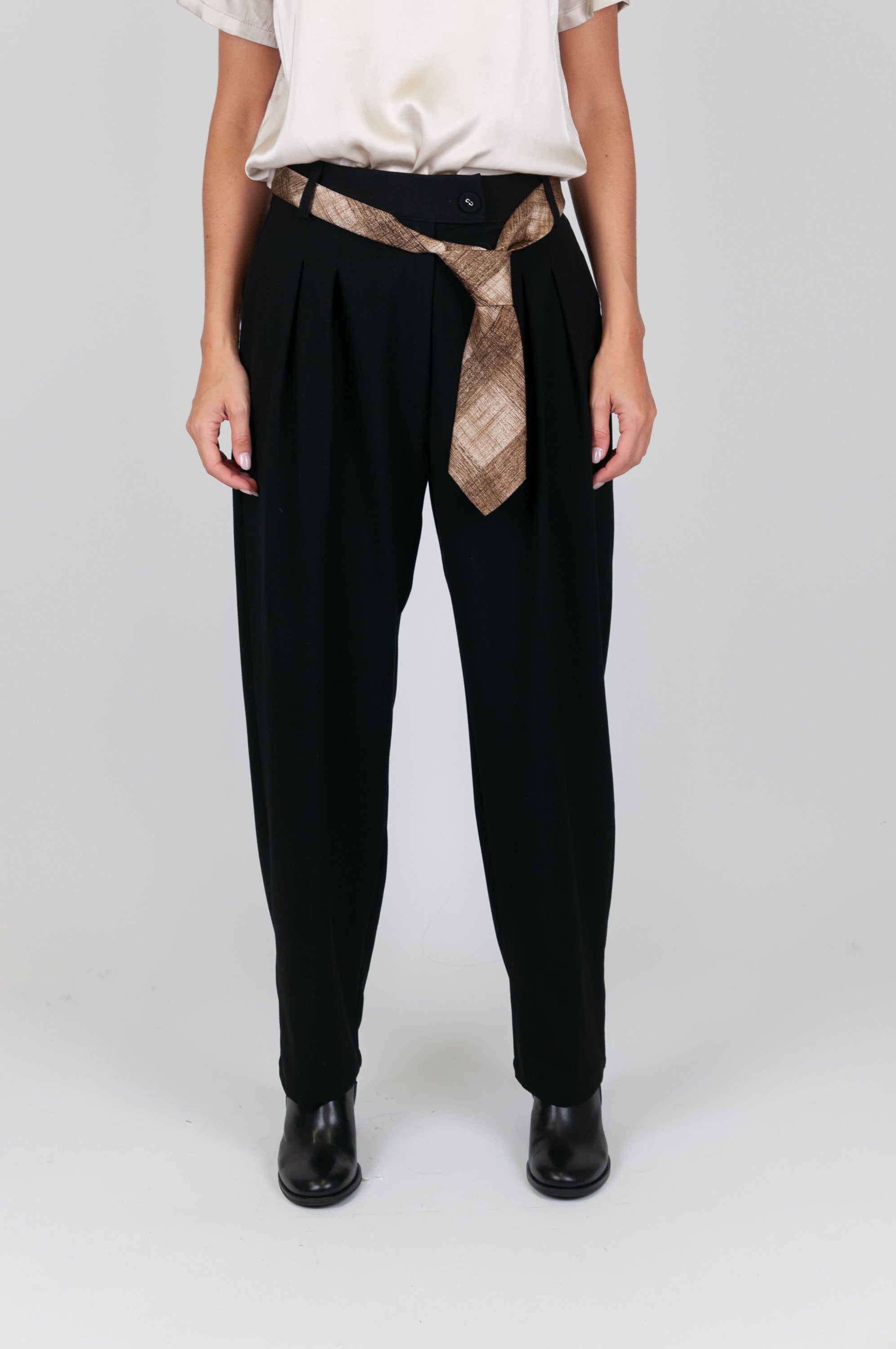 Tension in - Carrot trousers with tie/scarf and pleats